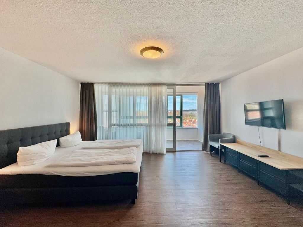 Apartment Club Queen Bed