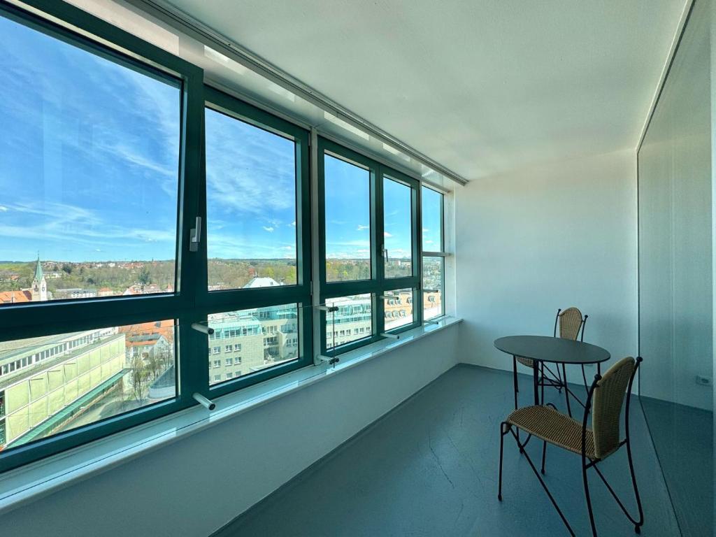 Apartment Club Queen Bed