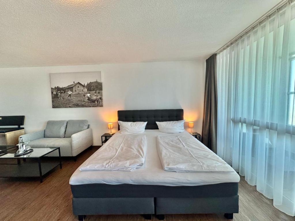 Apartment Club Queen Bed