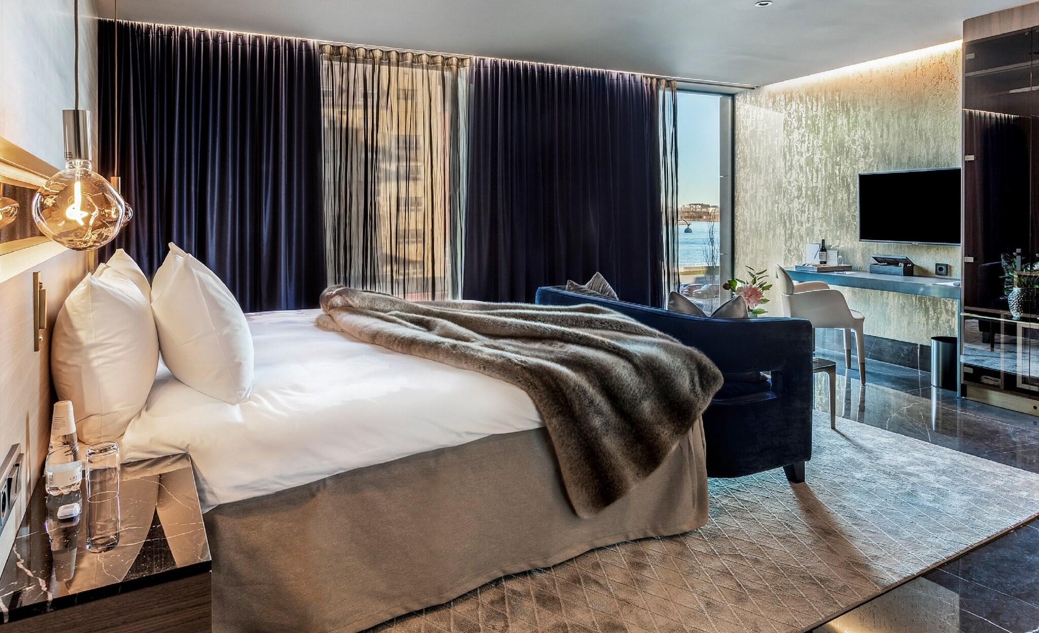 Junior Suite Deluxe King Bed