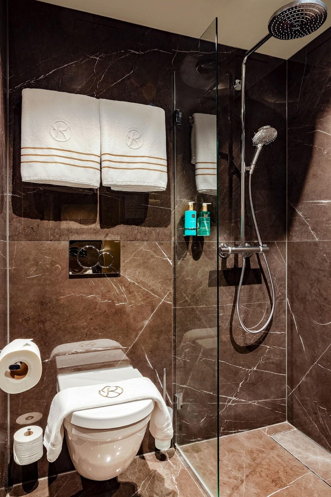 Double Deluxe Queen Bed