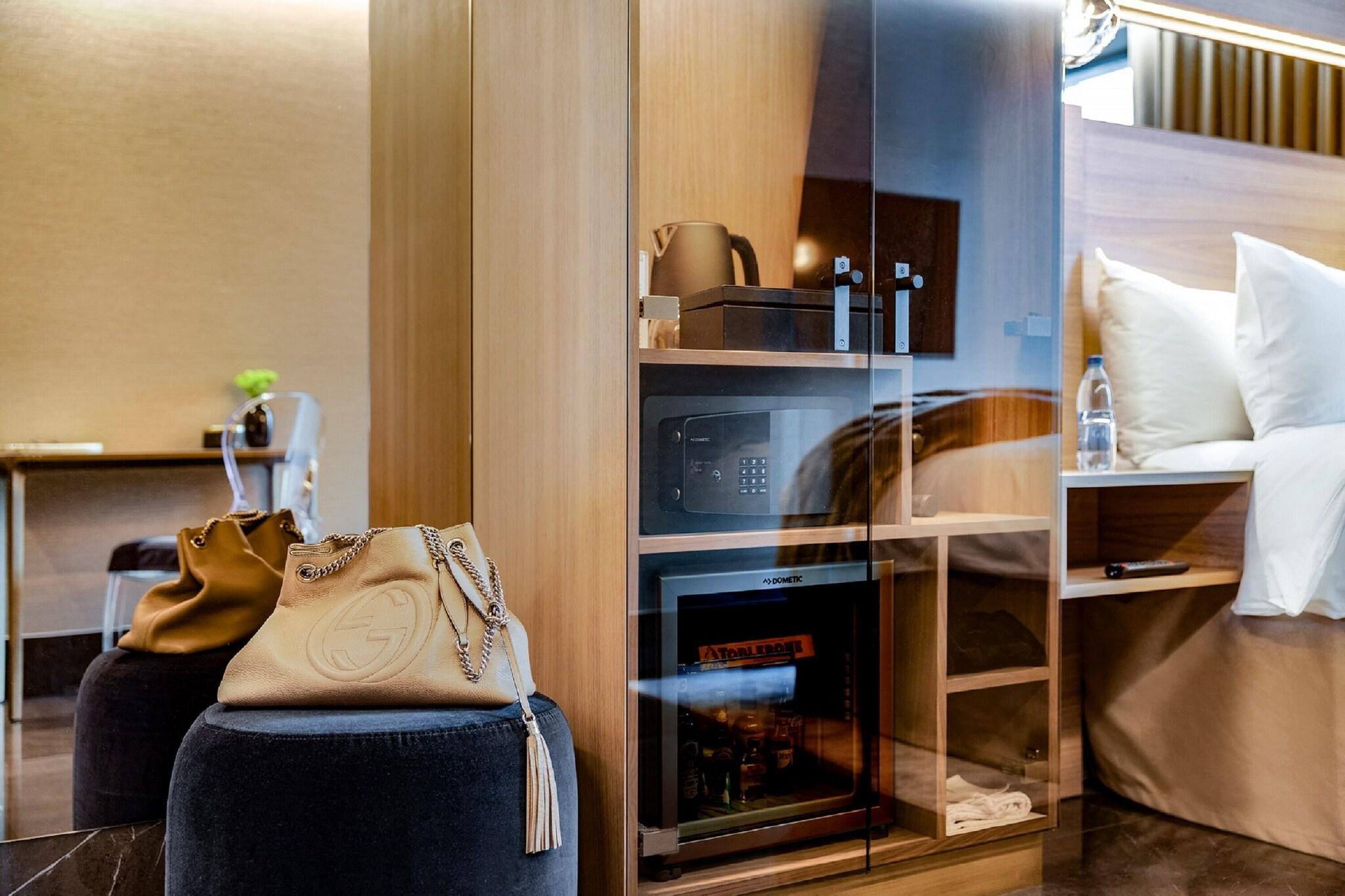 Double Deluxe Queen Bed