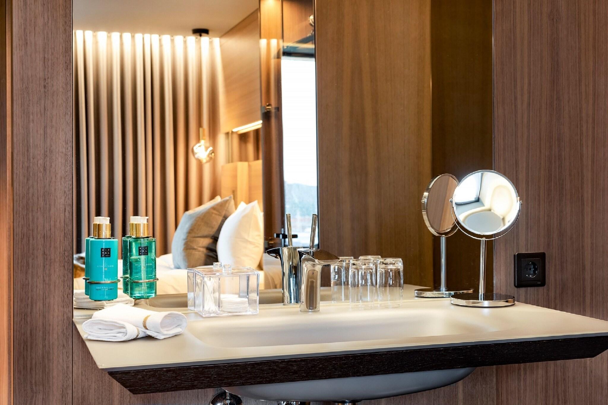 Double Deluxe Queen Bed