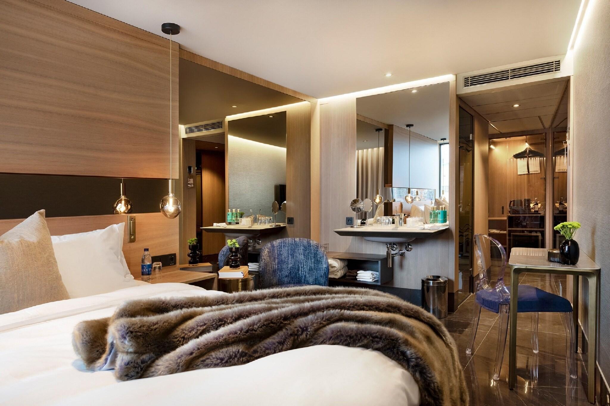 Double Deluxe Queen Bed