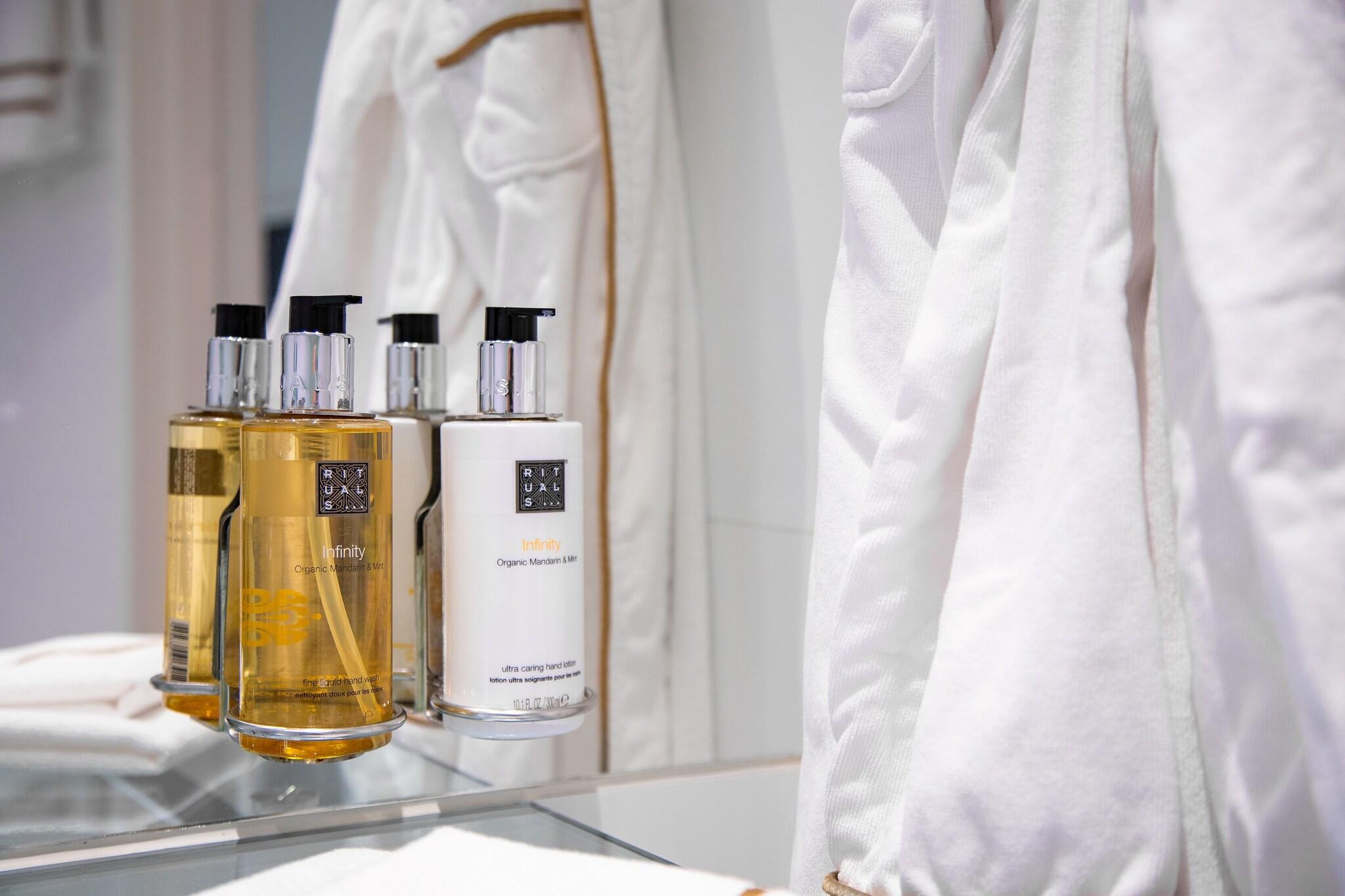 Junior Suite Queen Size Bed