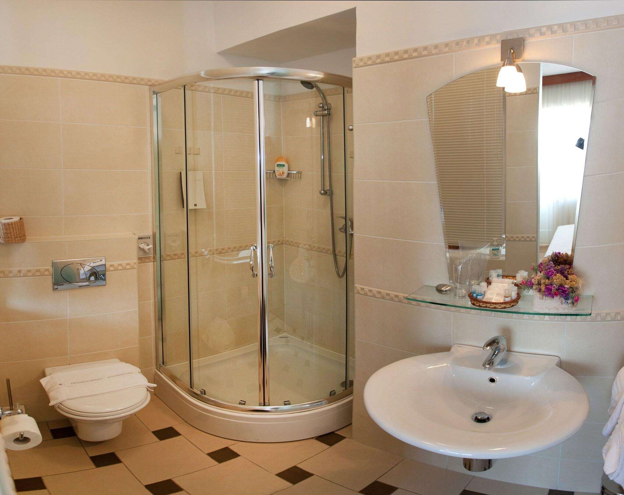 Double Classic Queen Bed