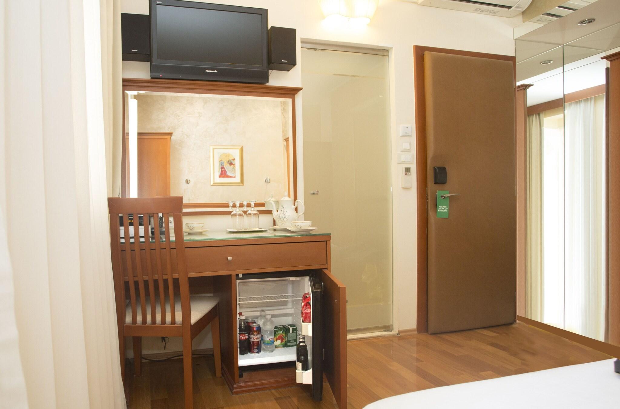 Double Classic Queen Bed