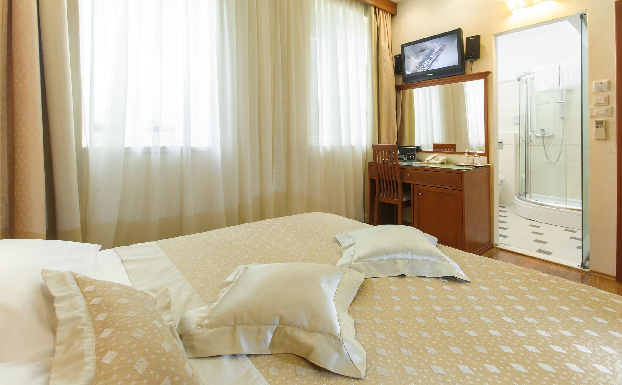 Double Classic Queen Bed