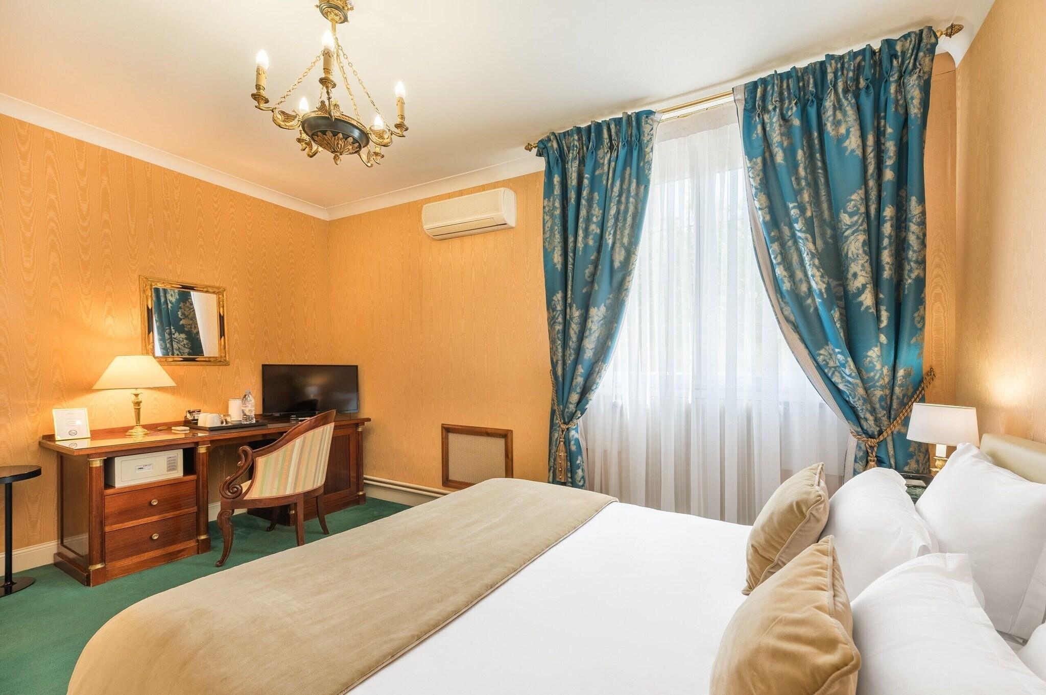 Double Queen Size Bed