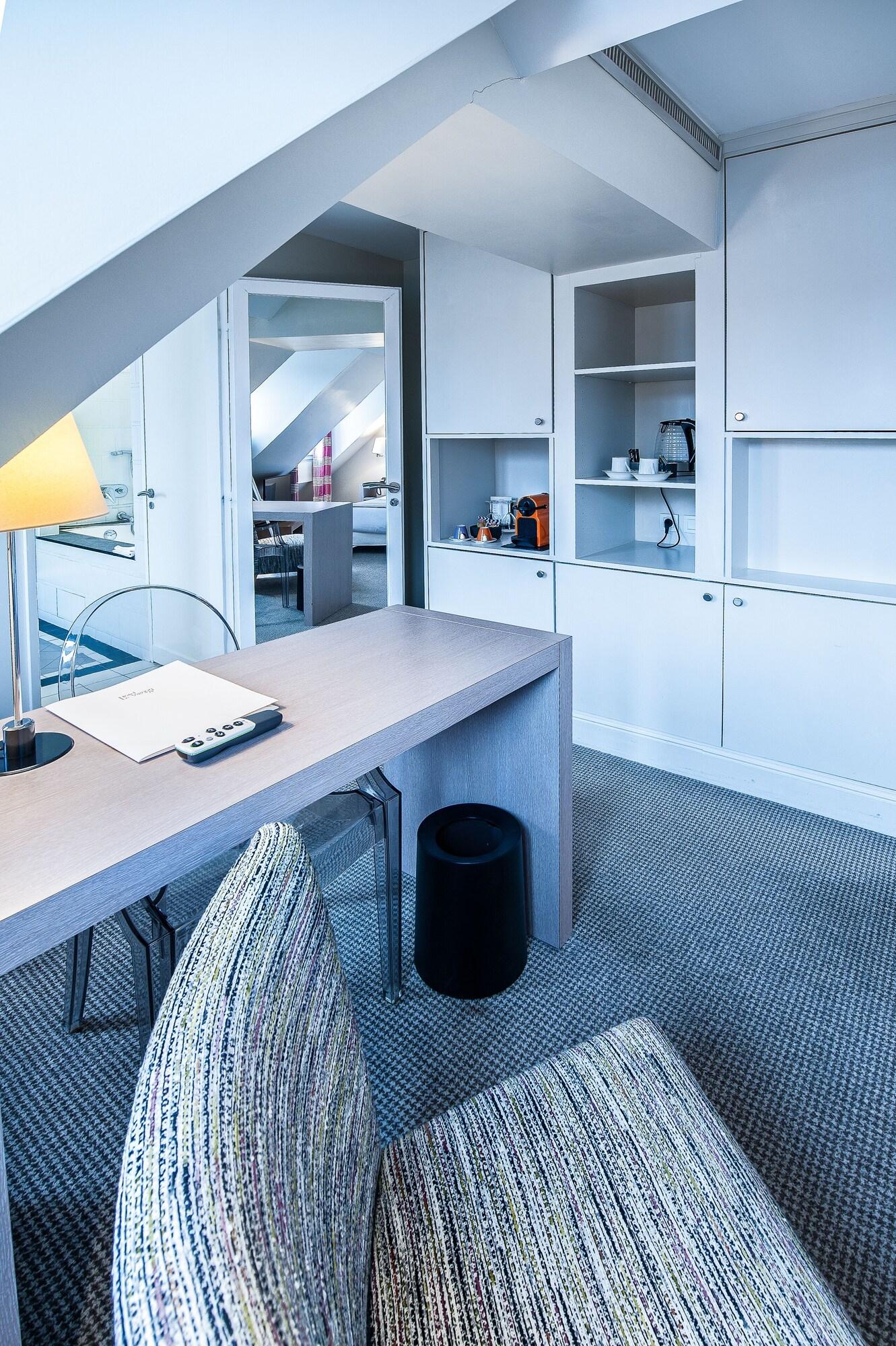 Junior Suite Queen Size Bed