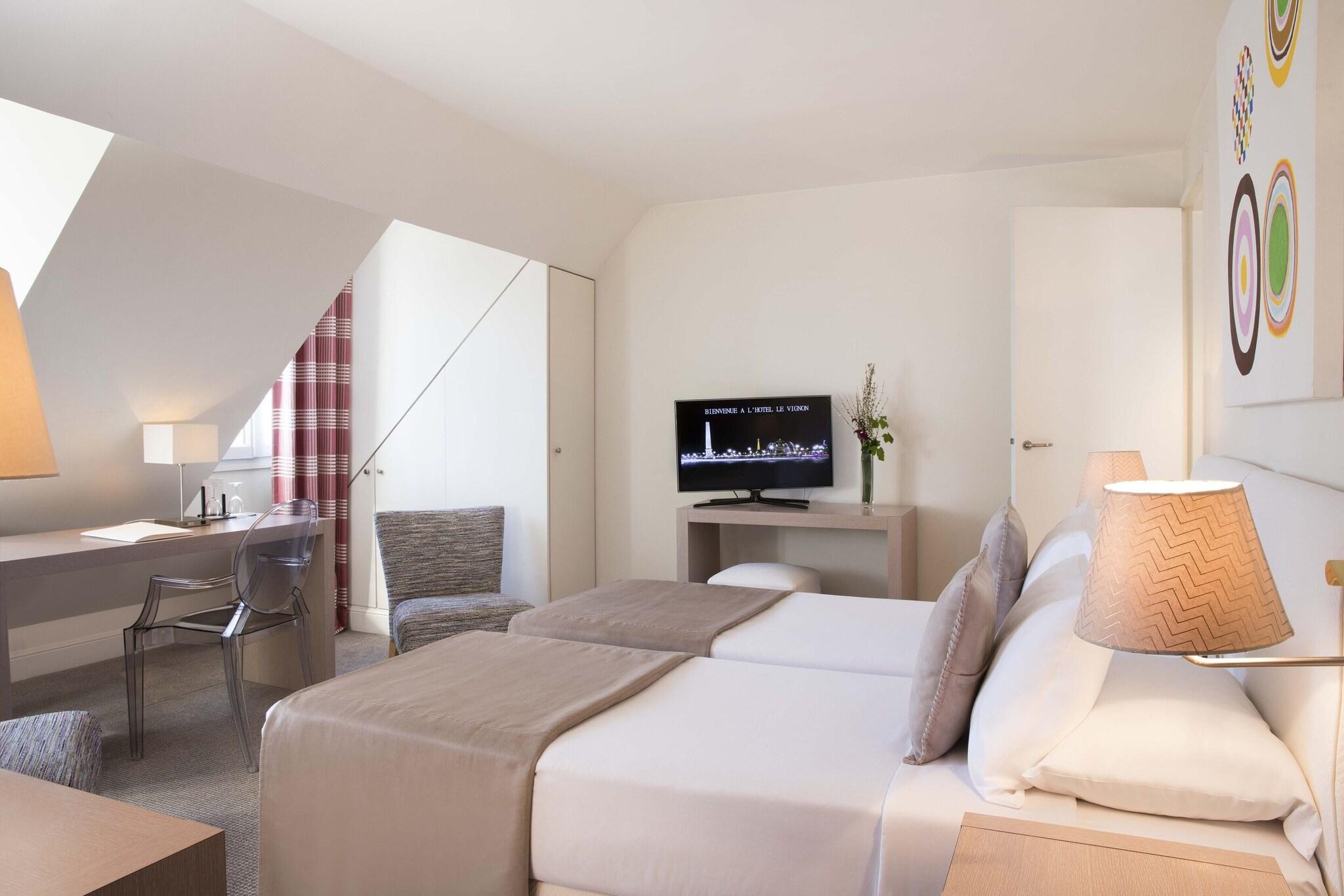 Junior Suite Queen Size Bed