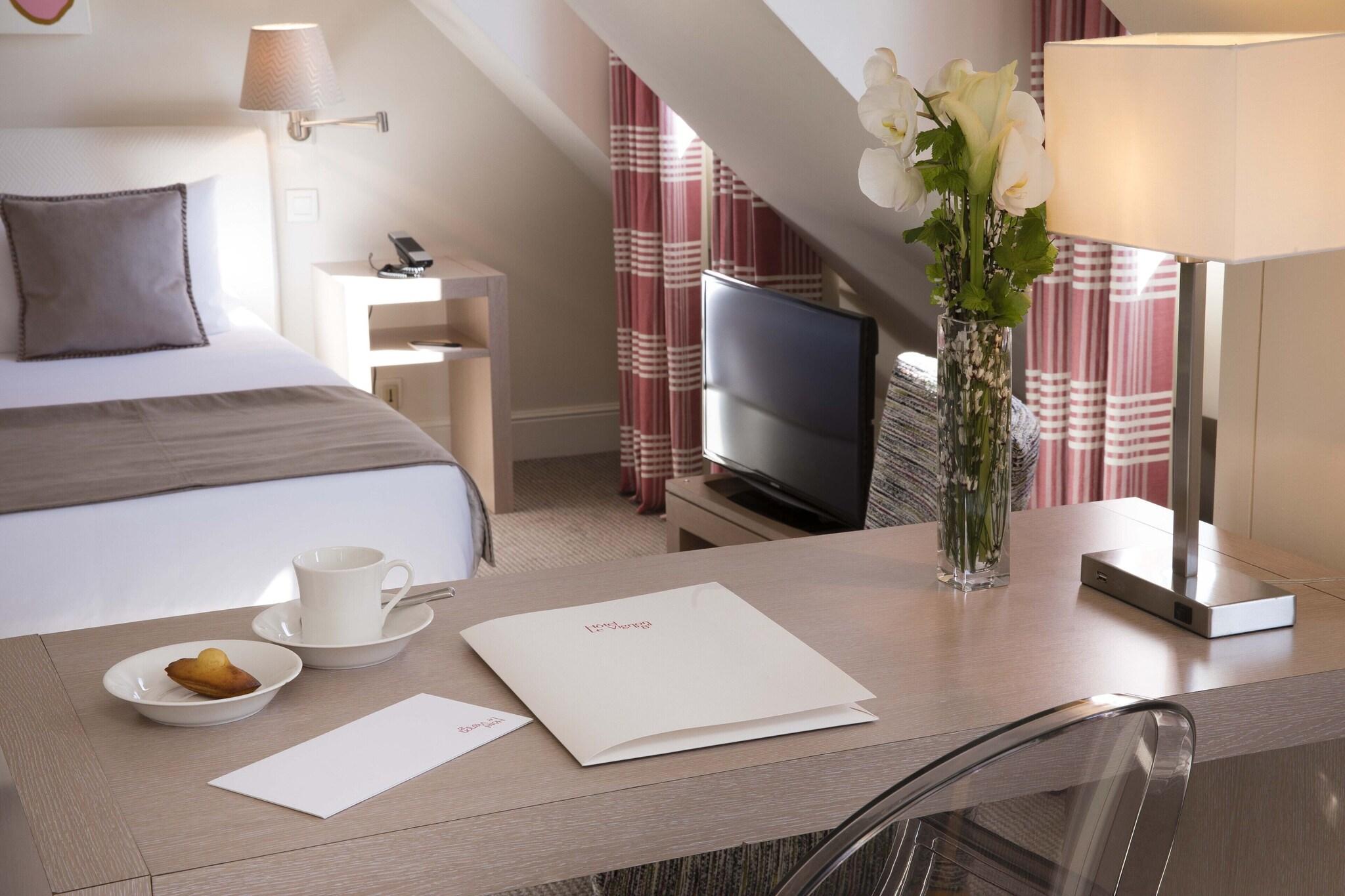 Junior Suite Queen Size Bed