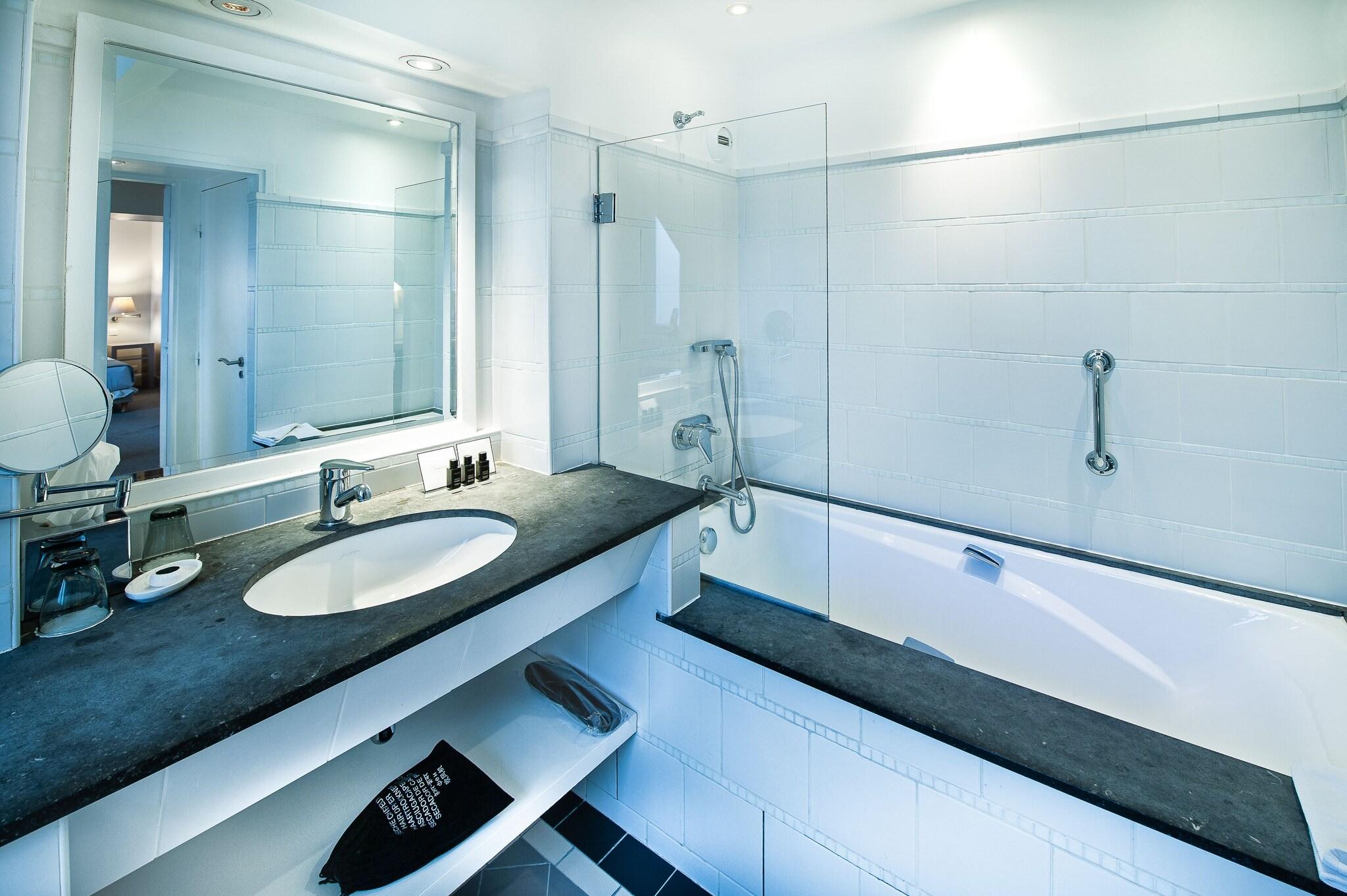 Junior Suite Queen Size Bed