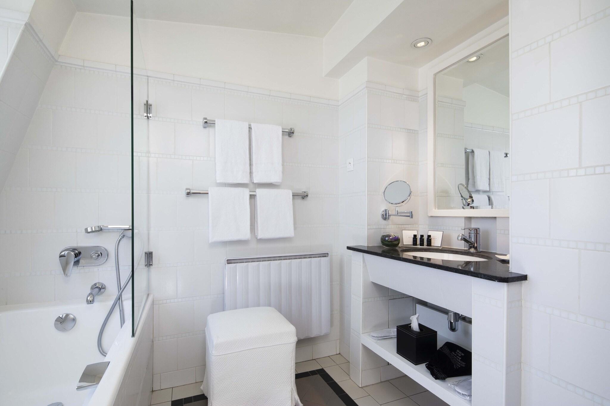 Junior Suite Queen Size Bed