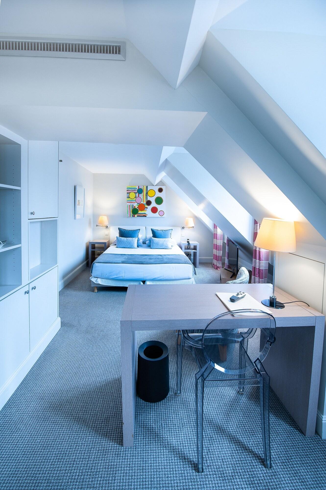 Junior Suite Queen Size Bed