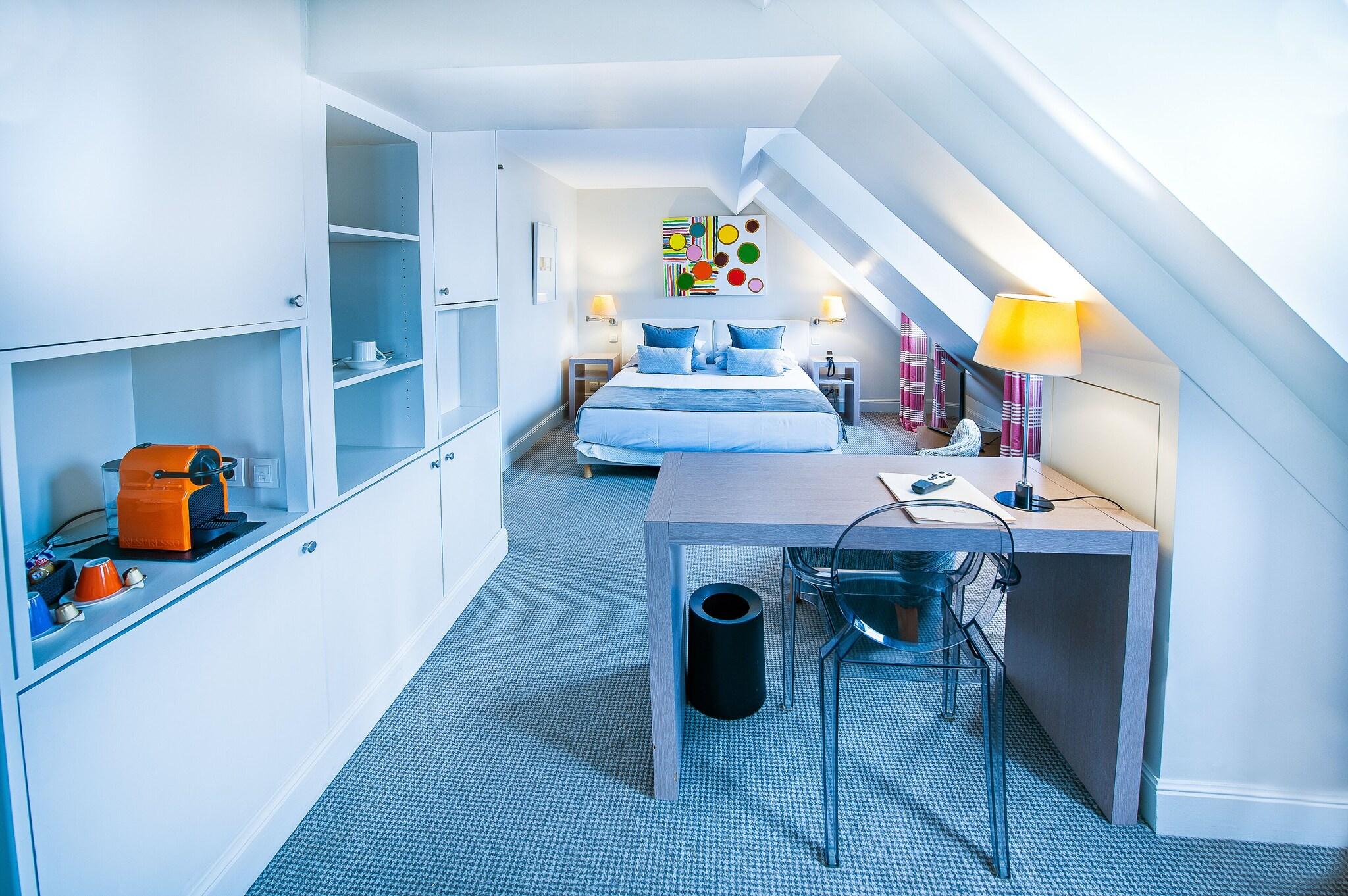 Junior Suite Queen Size Bed