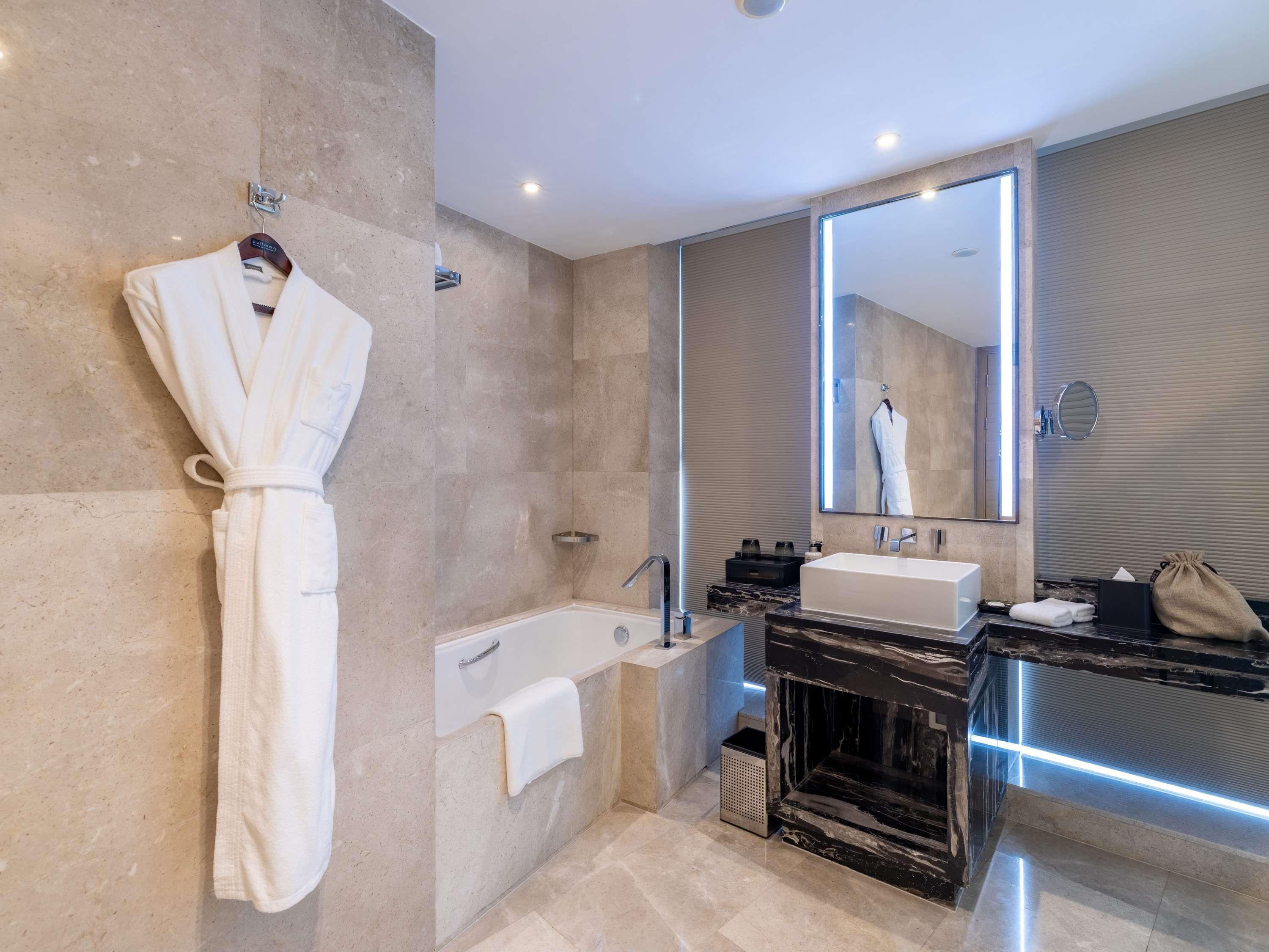 Suite Deluxe King Bed