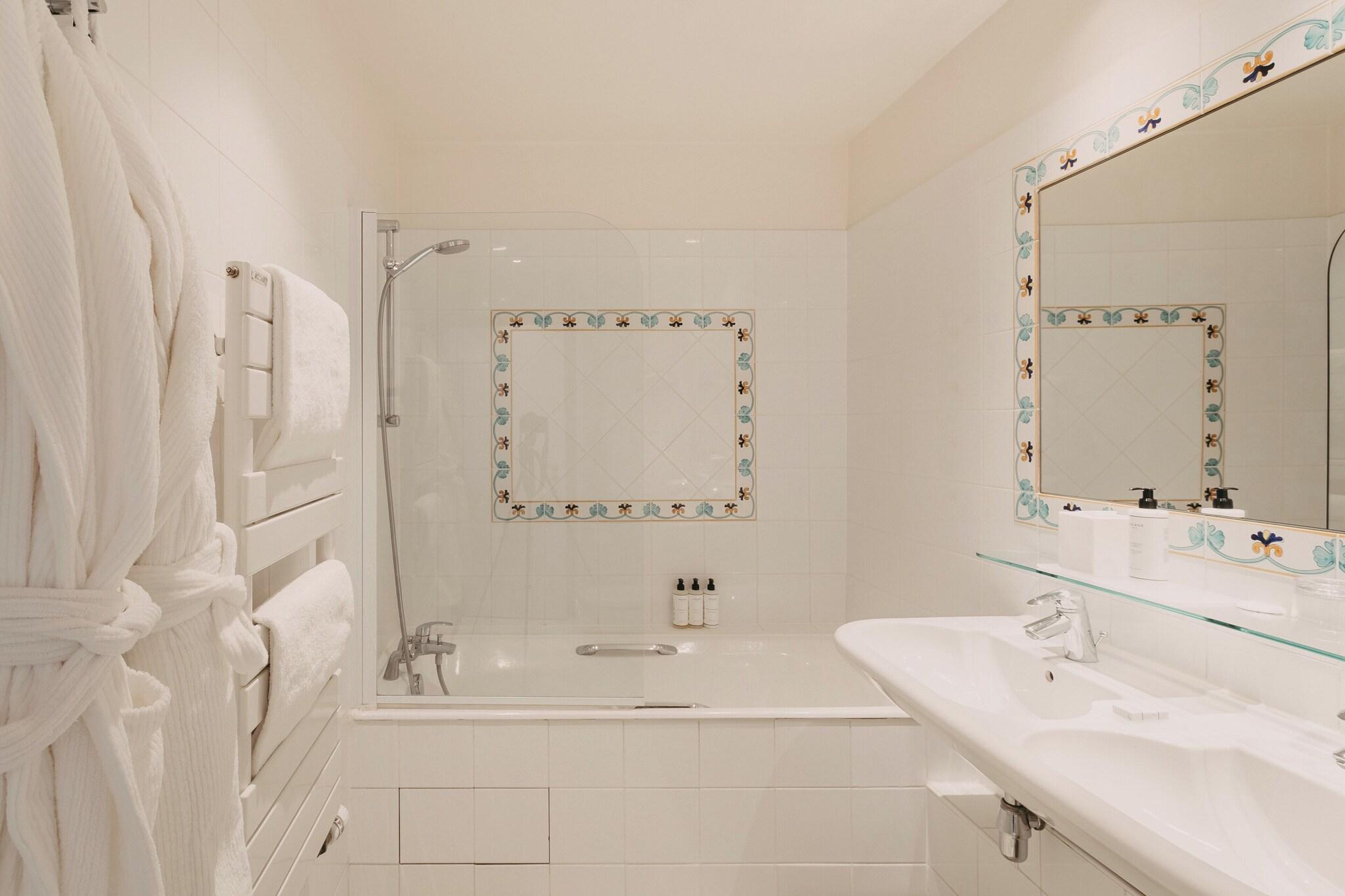 Double Deluxe Queen Bed