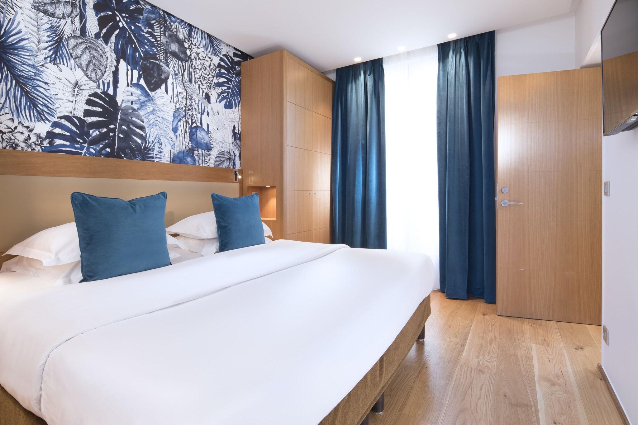 Junior Suite Queen Size Bed