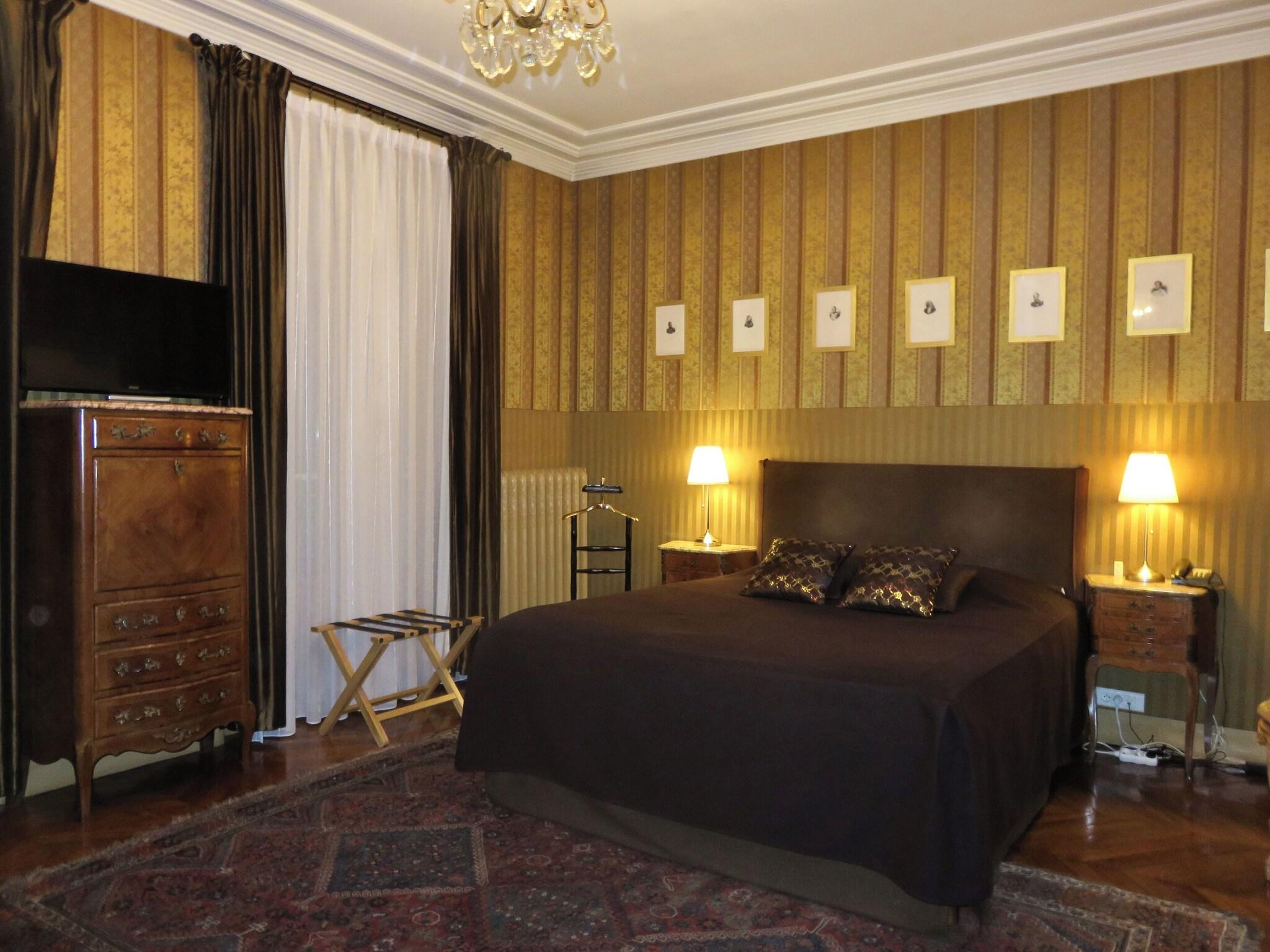 Triple Deluxe Queen Bed