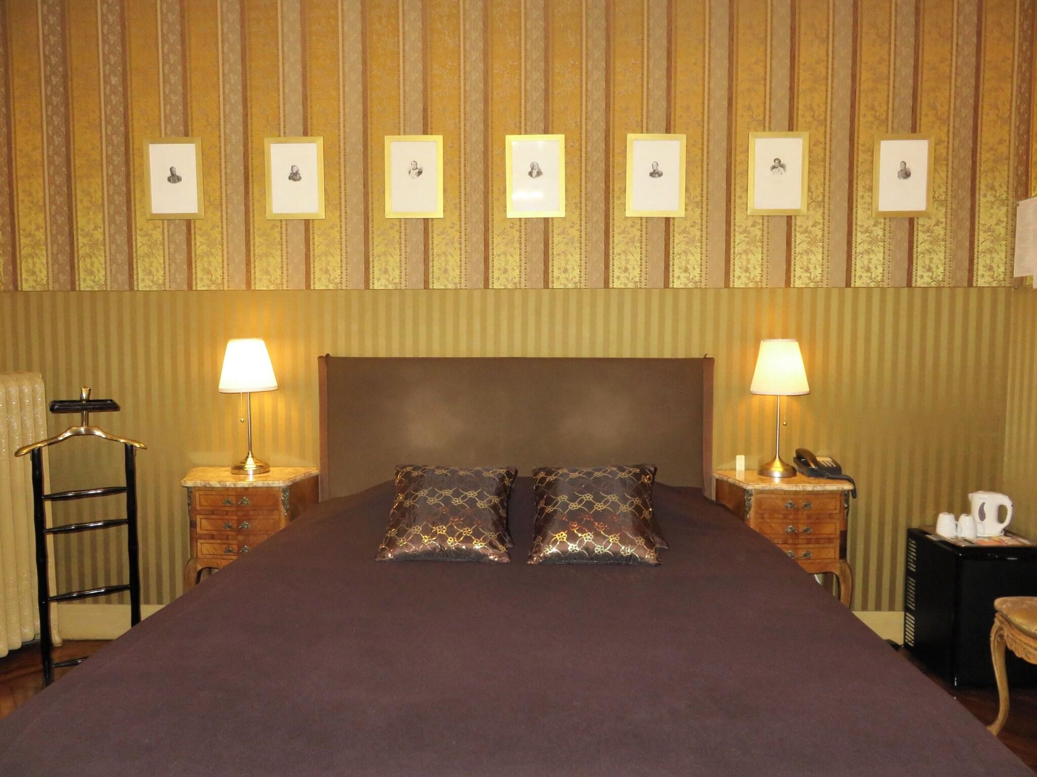 Triple Deluxe Queen Bed