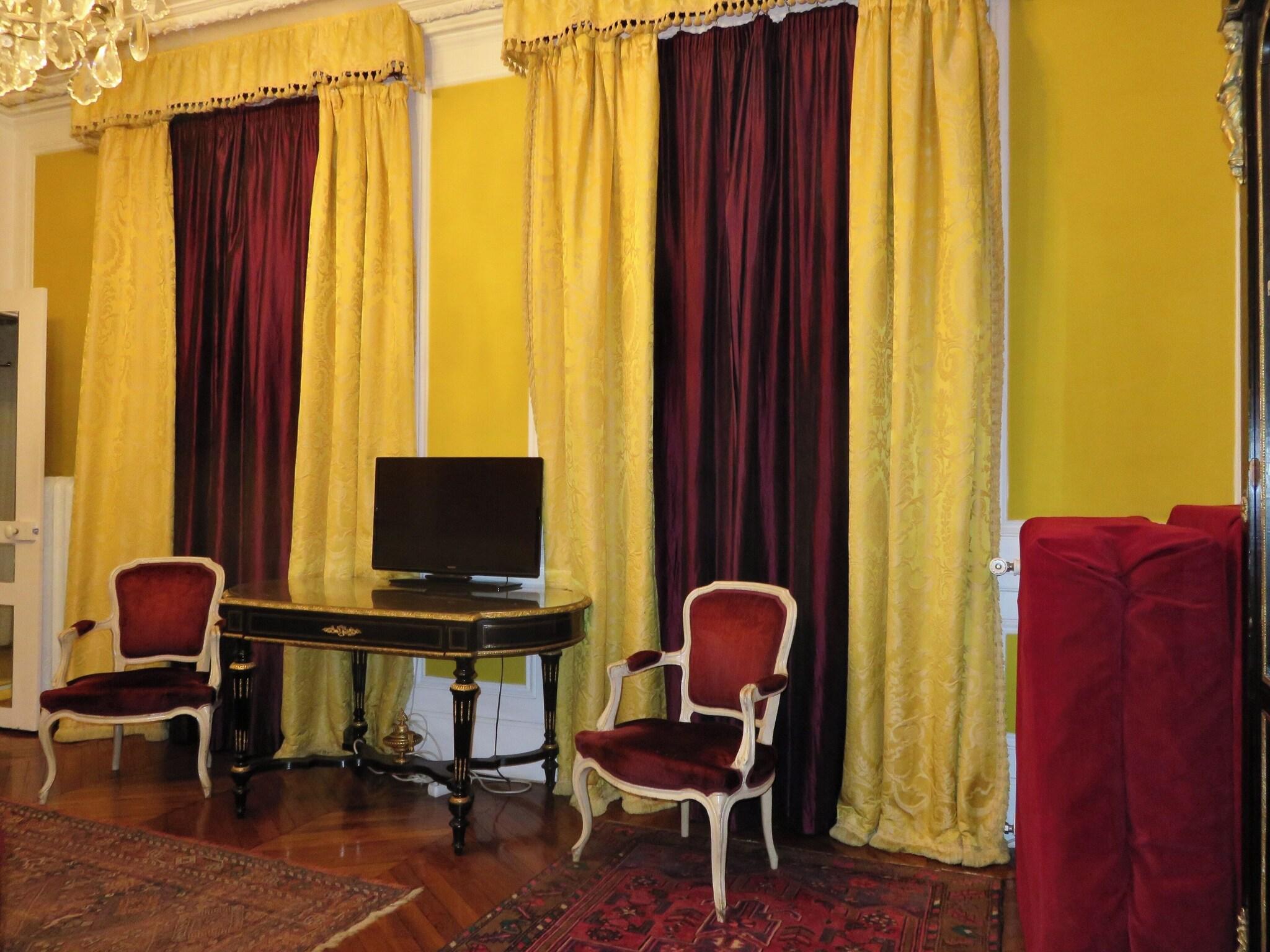 Triple Deluxe Queen Bed
