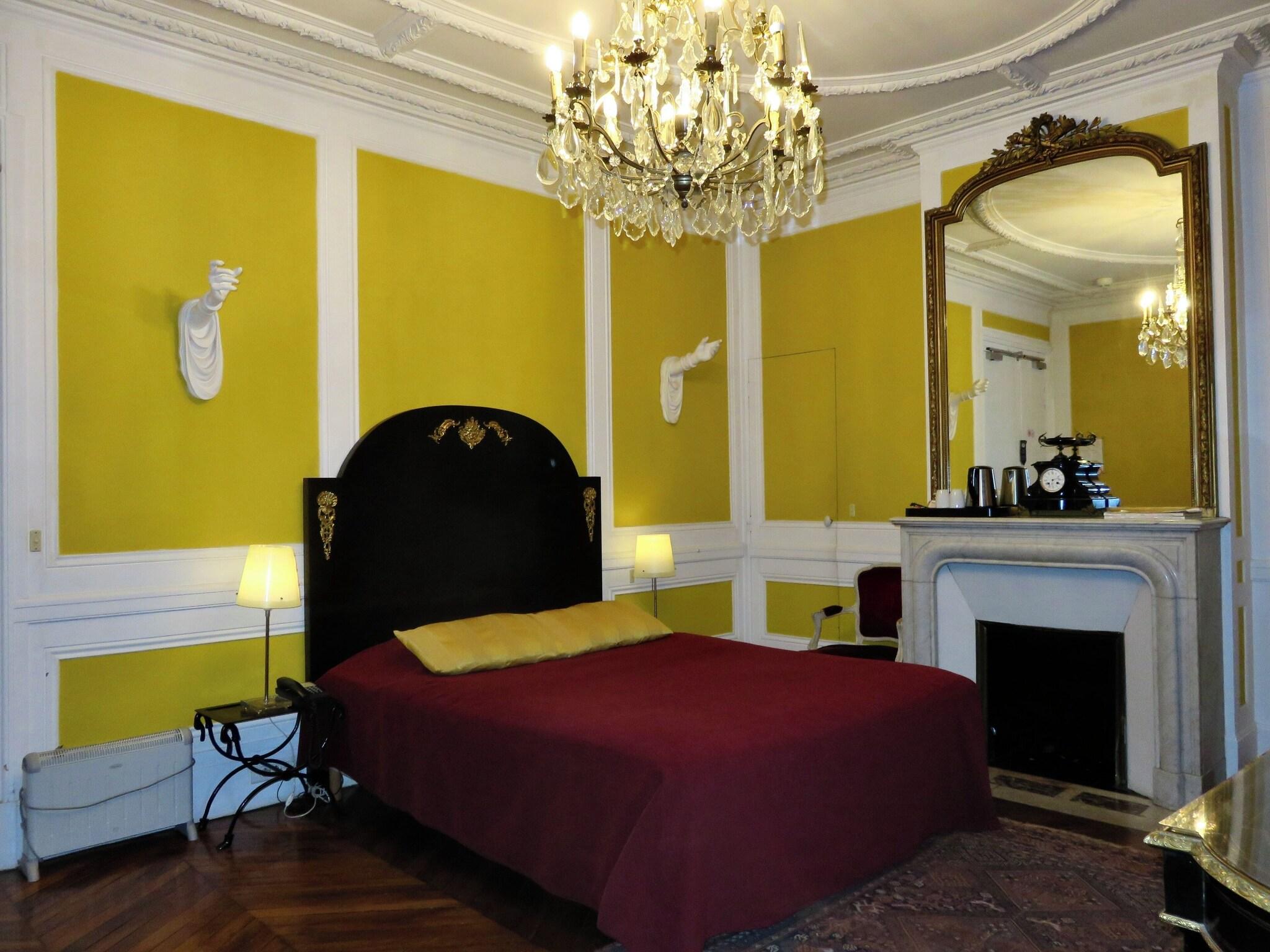 Triple Deluxe Queen Bed