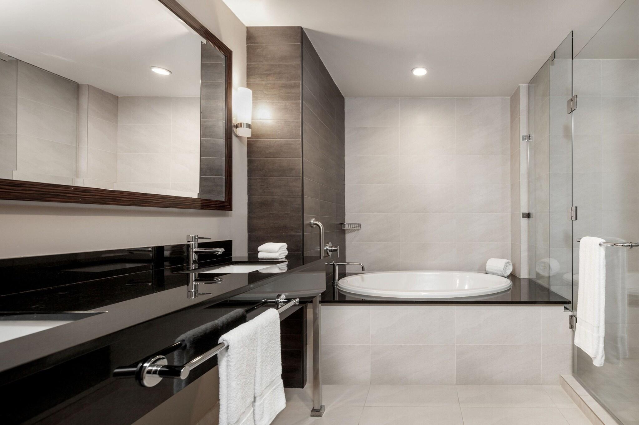 Suite City View King Bed