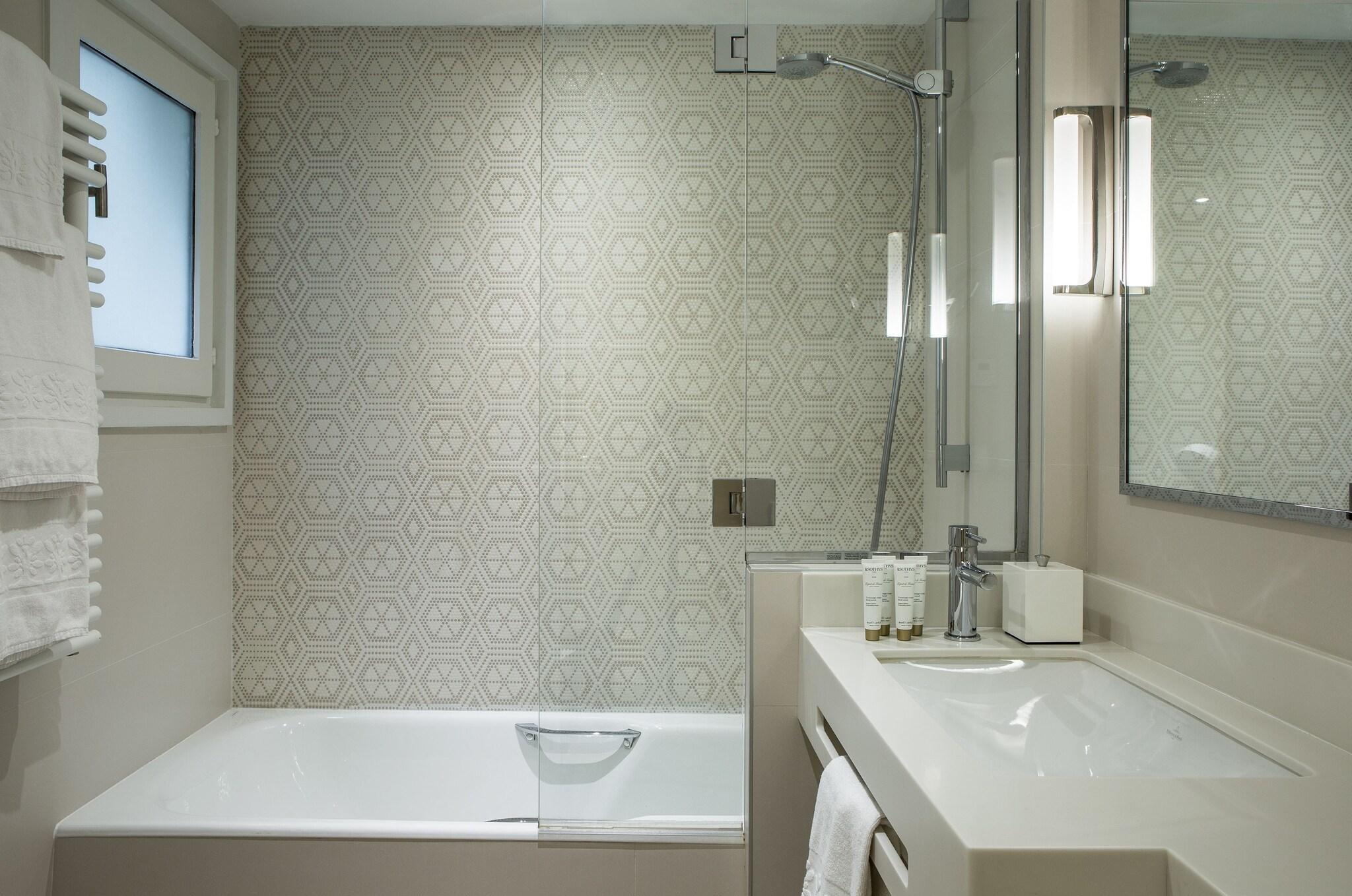 Double Classic Queen Bed