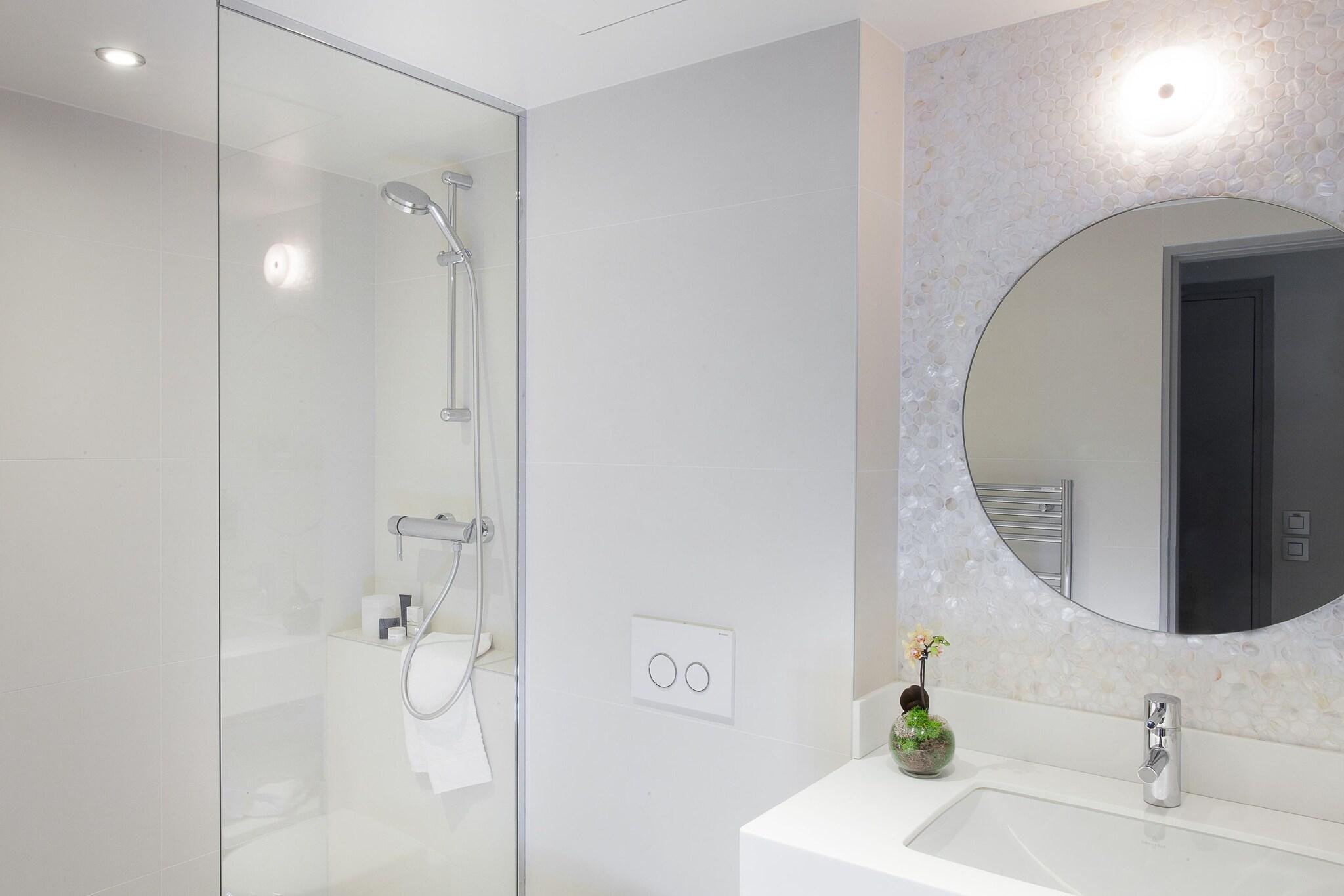 Double Classic Queen Bed