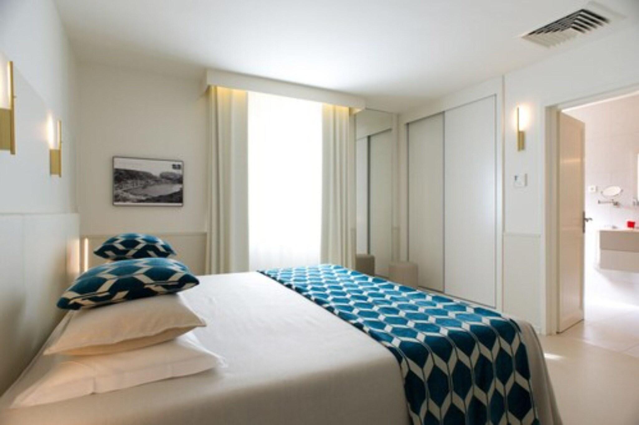 Double Queen Size Bed