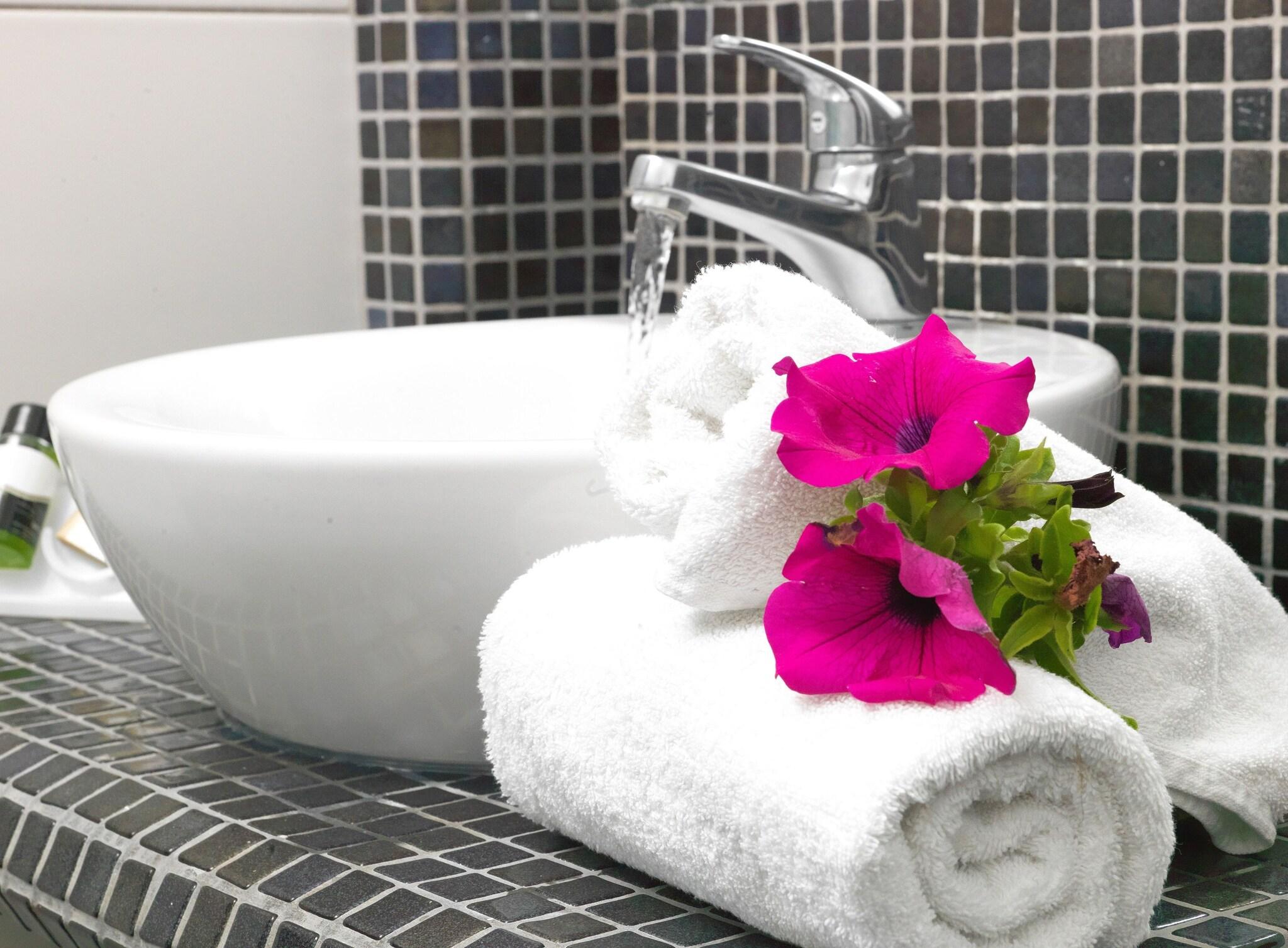 Junior Suite Queen Size Bed