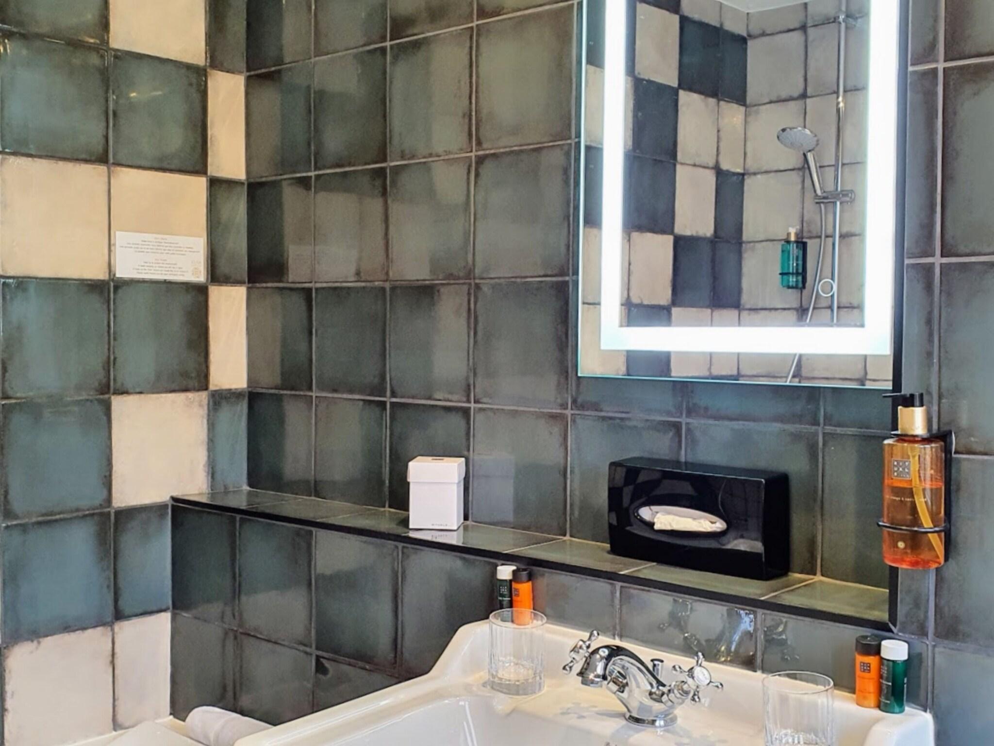 Double Deluxe Queen Bed