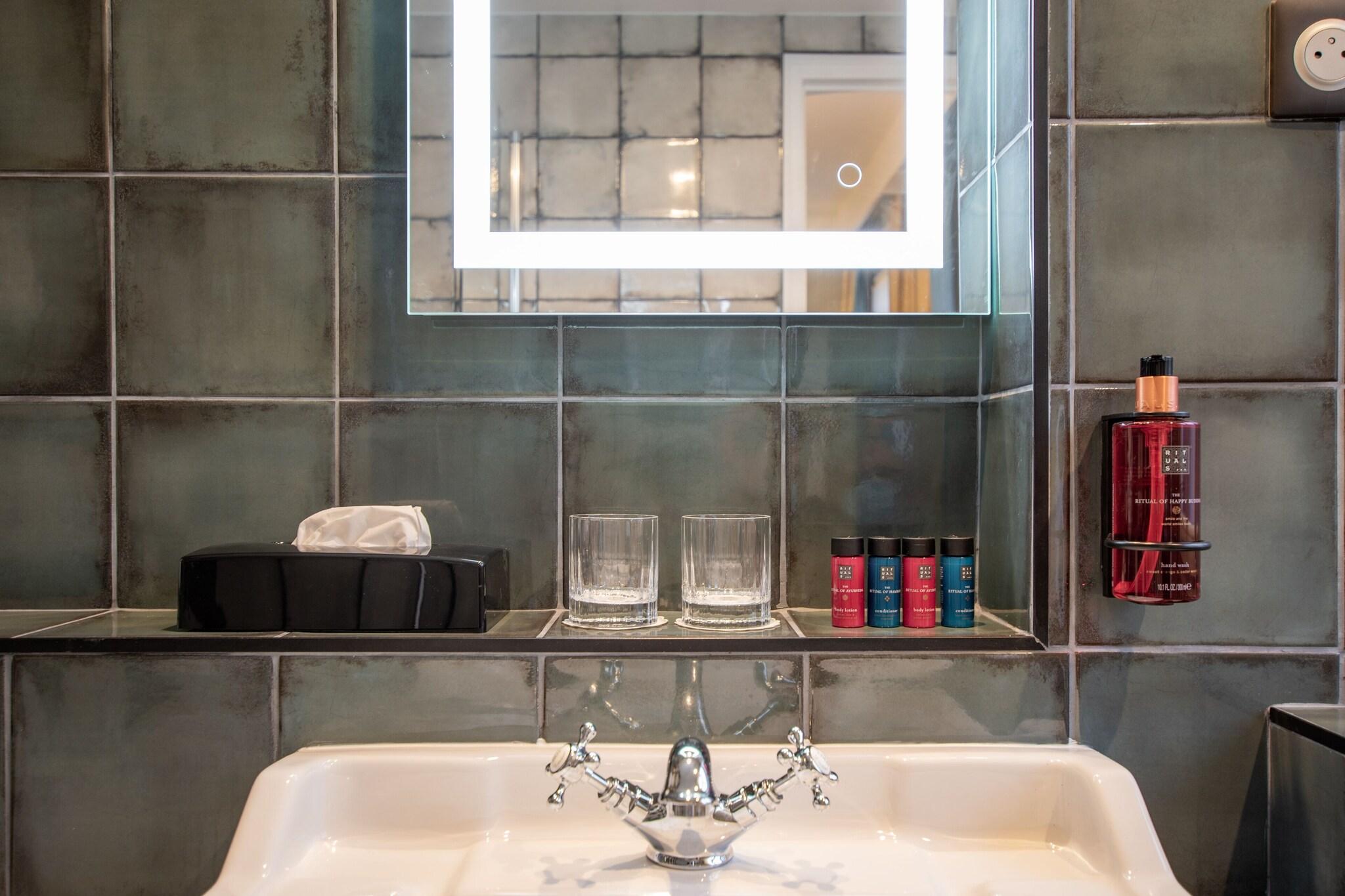 Double Deluxe Queen Bed