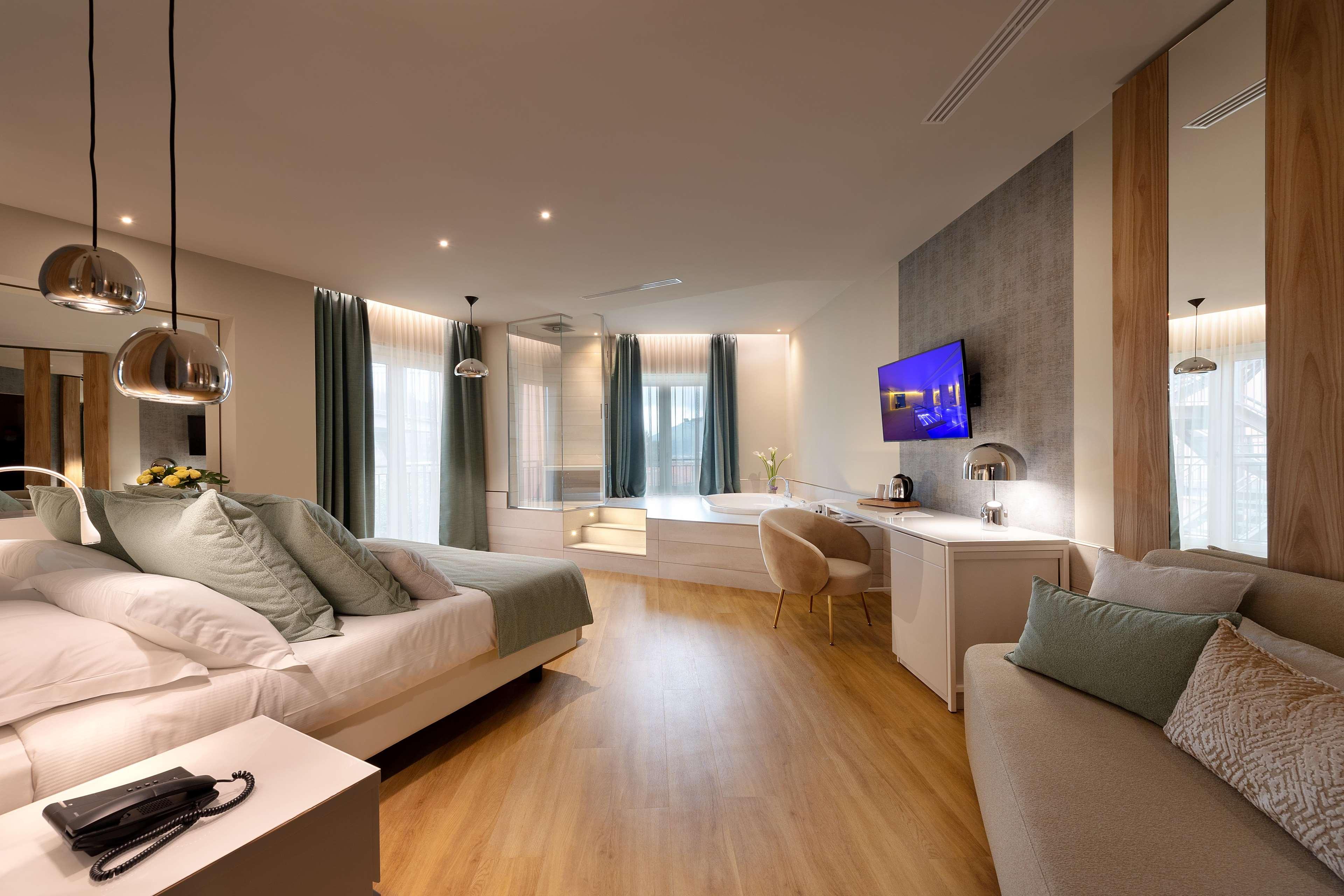 Junior Suite Queen Size Bed