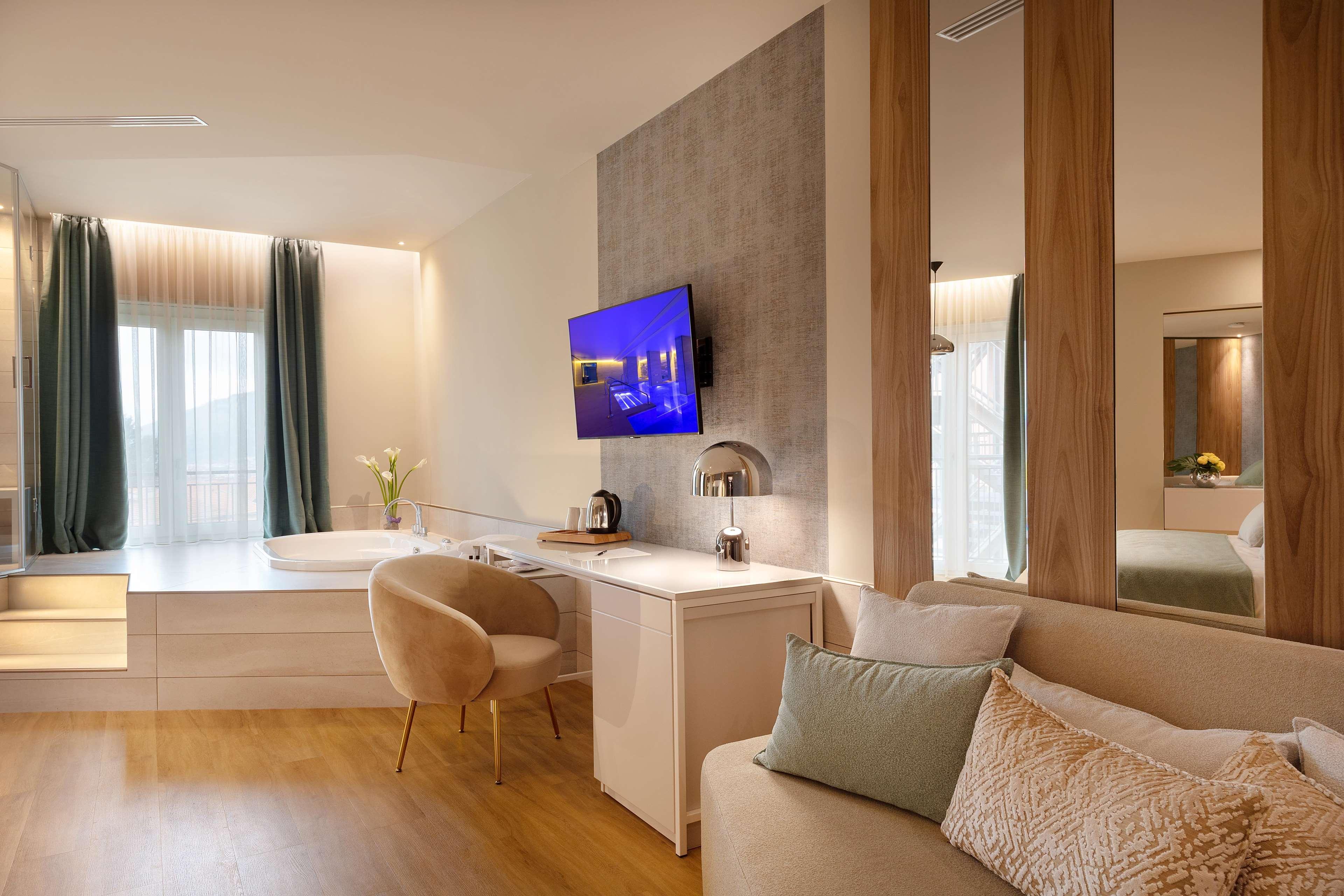 Junior Suite Queen Size Bed