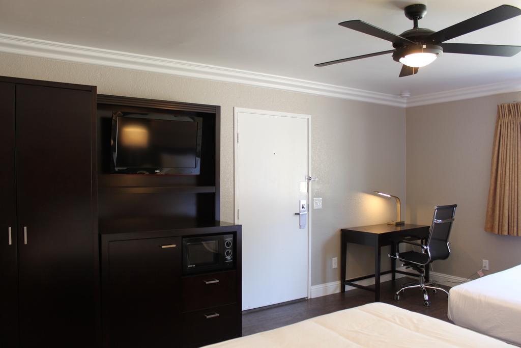 Double or Twin Deluxe Two Bedroom