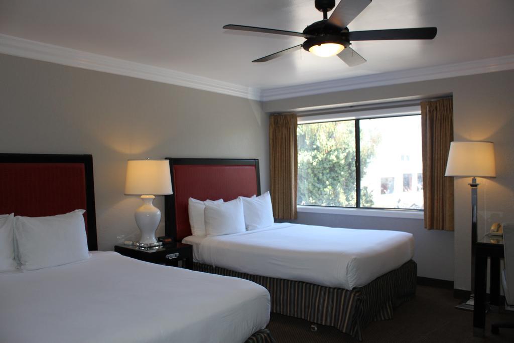 Double or Twin Deluxe Two Bedroom