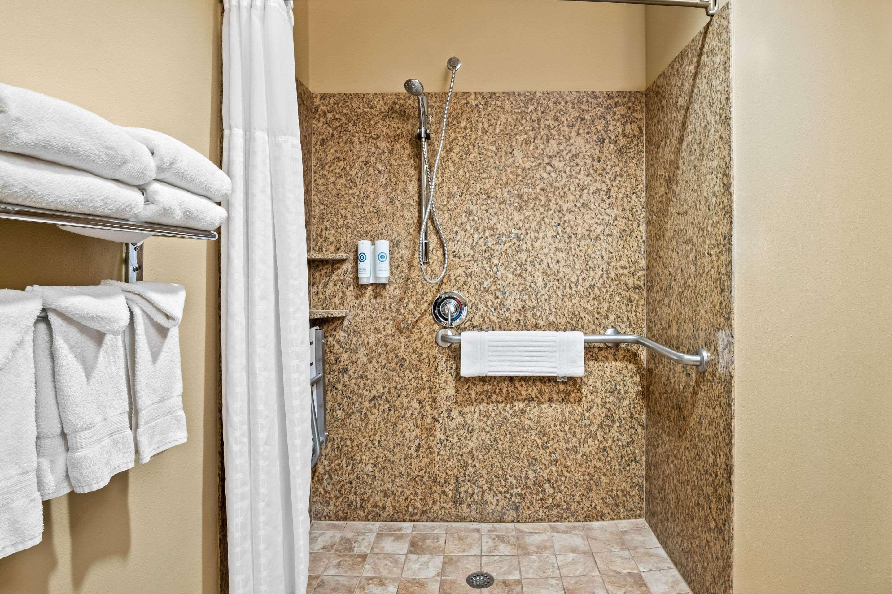 Suite Accessible King Size Bed