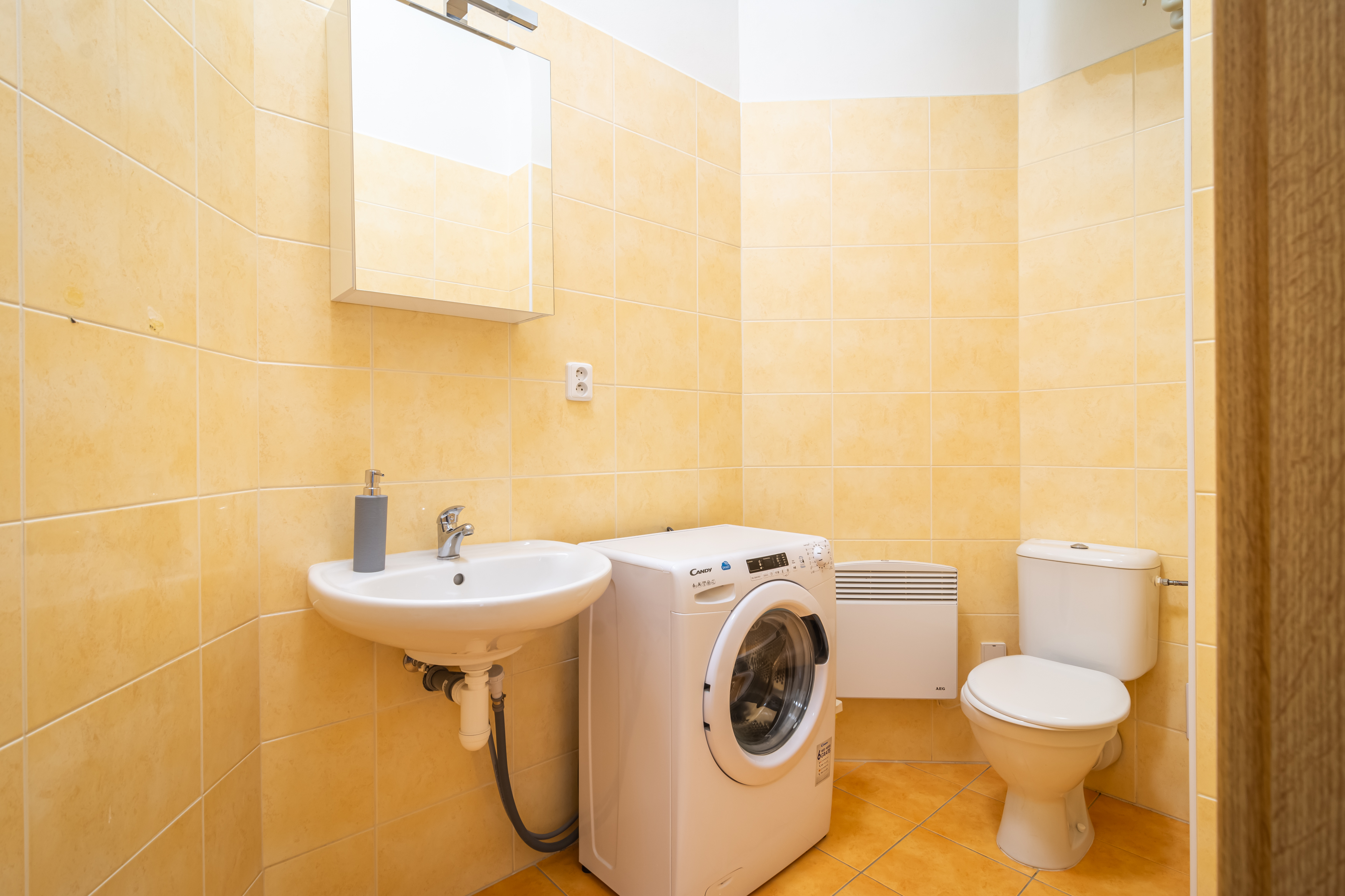 Studio City View Queen Bed