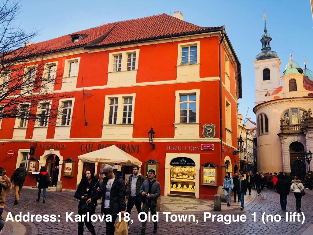 Studio City View Queen Bed