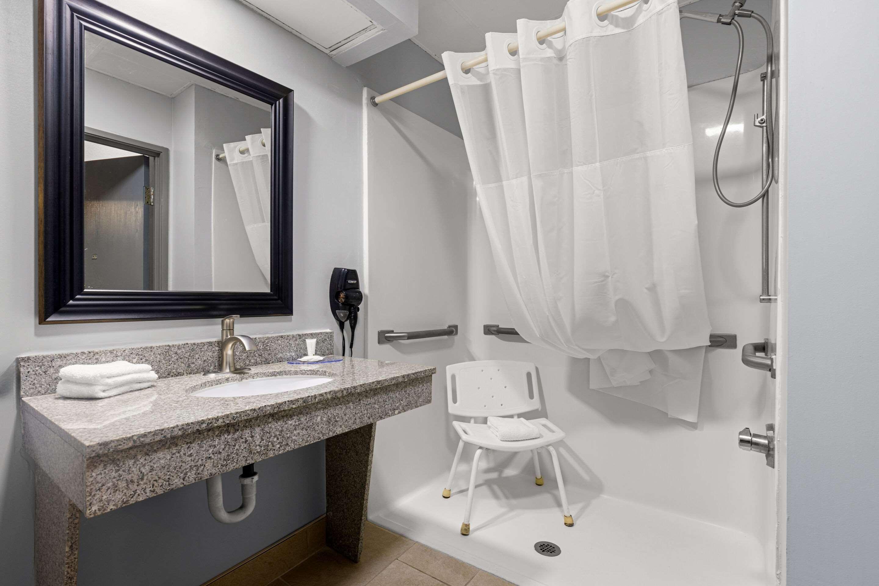 Suite Accessible King Size Bed