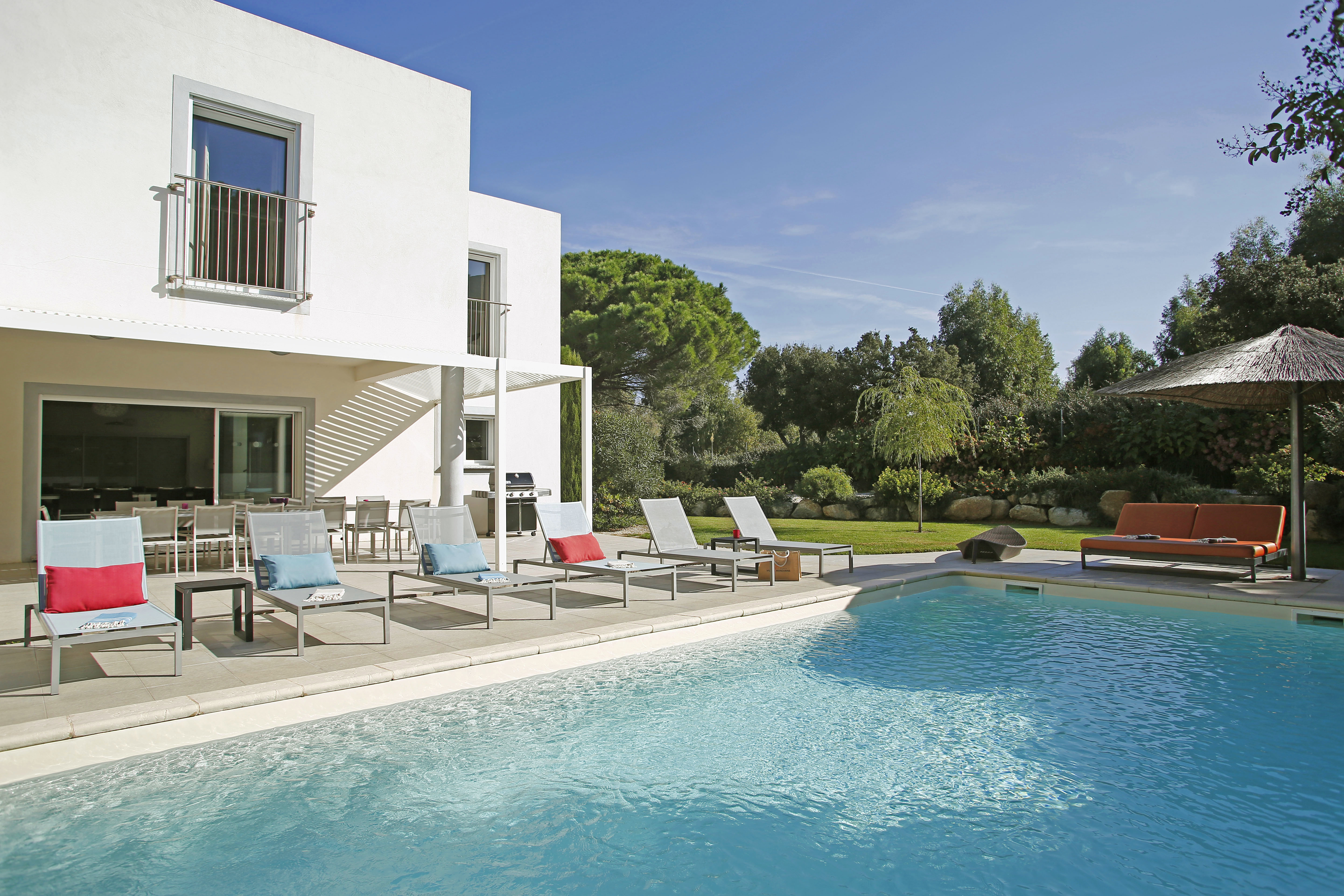 Villa Six Bedrooms with More Than Three Bathrooms