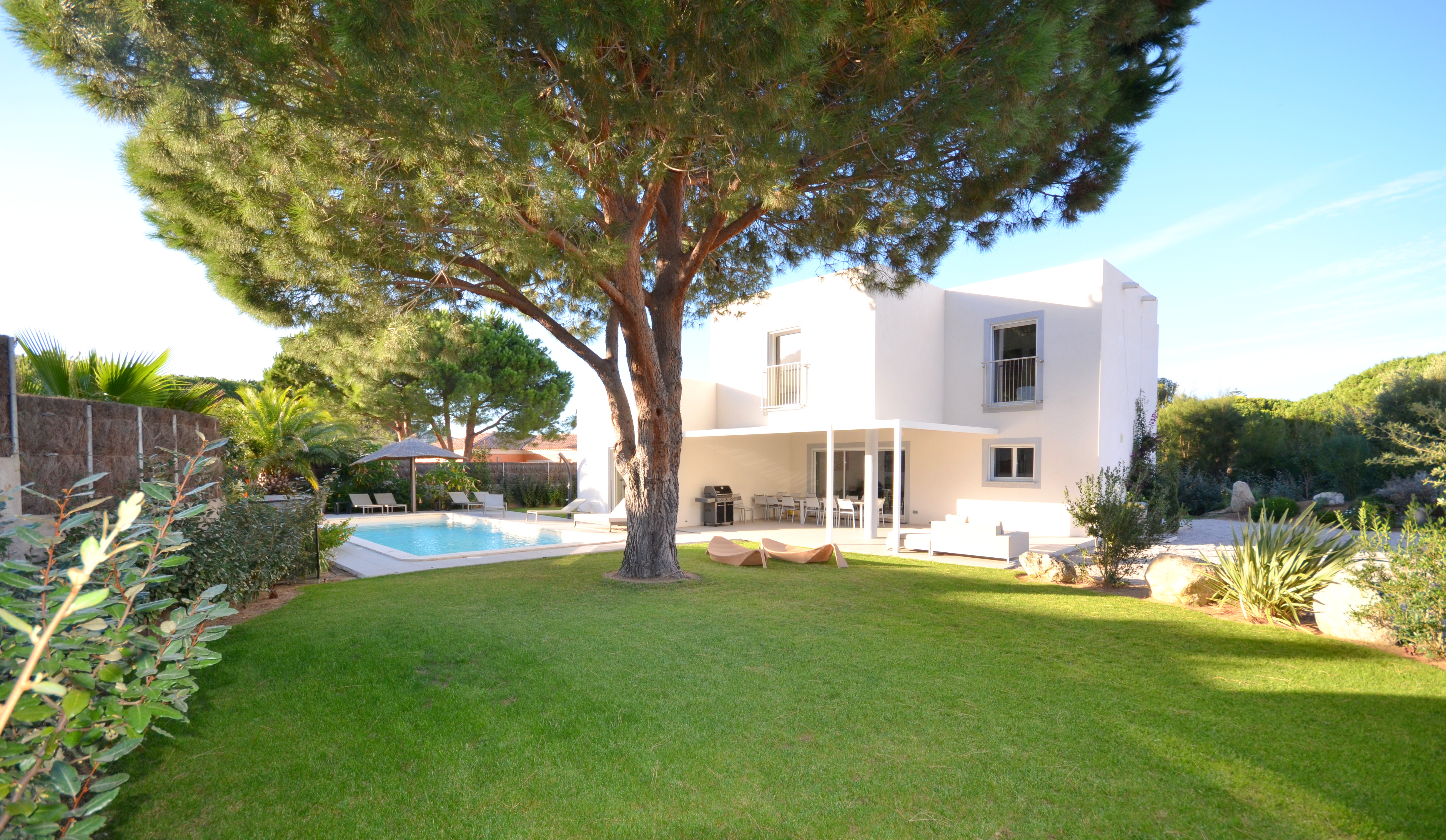 Villa Six Bedrooms with More Than Three Bathrooms