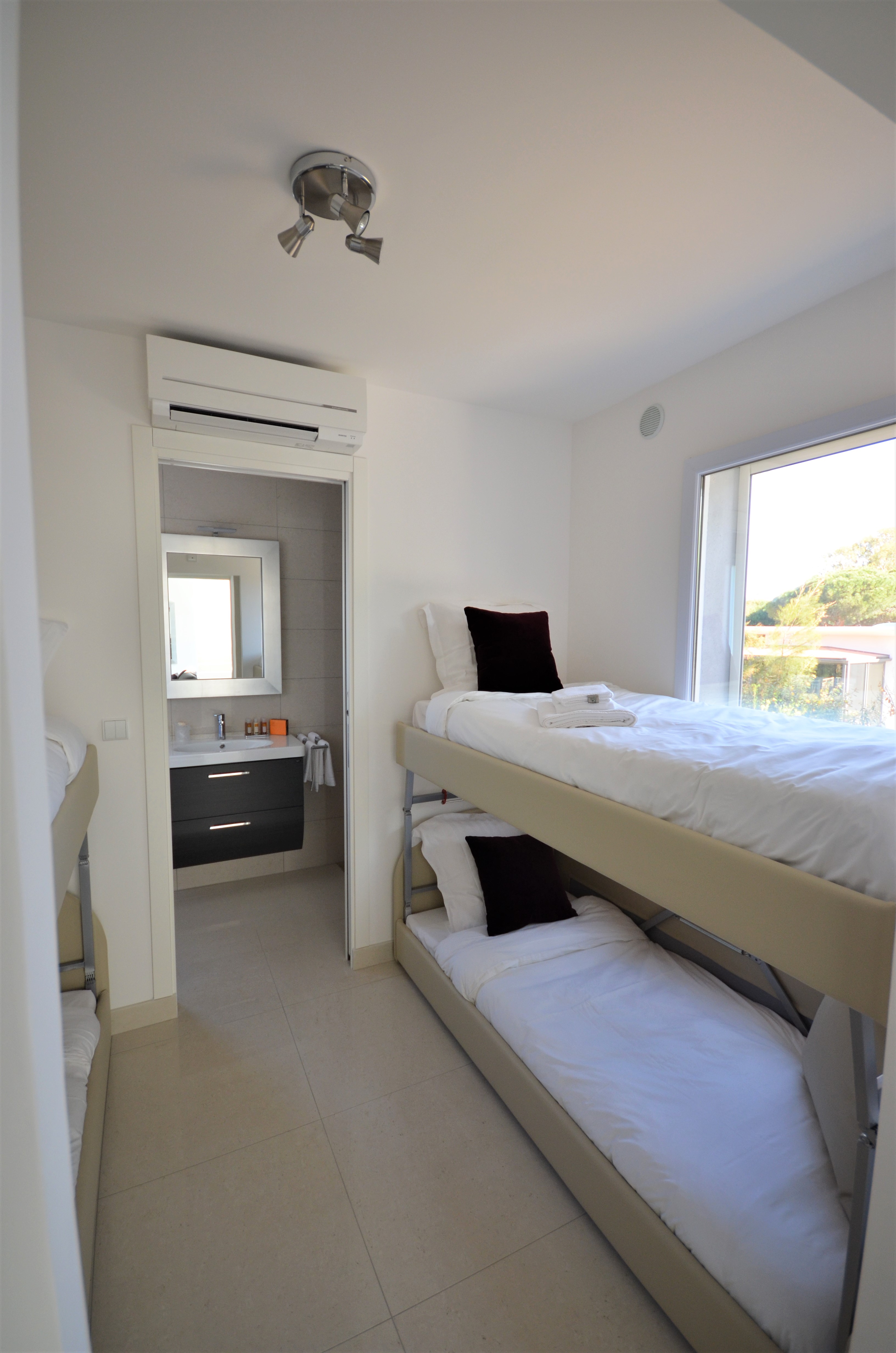 Villa Six Bedrooms with More Than Three Bathrooms