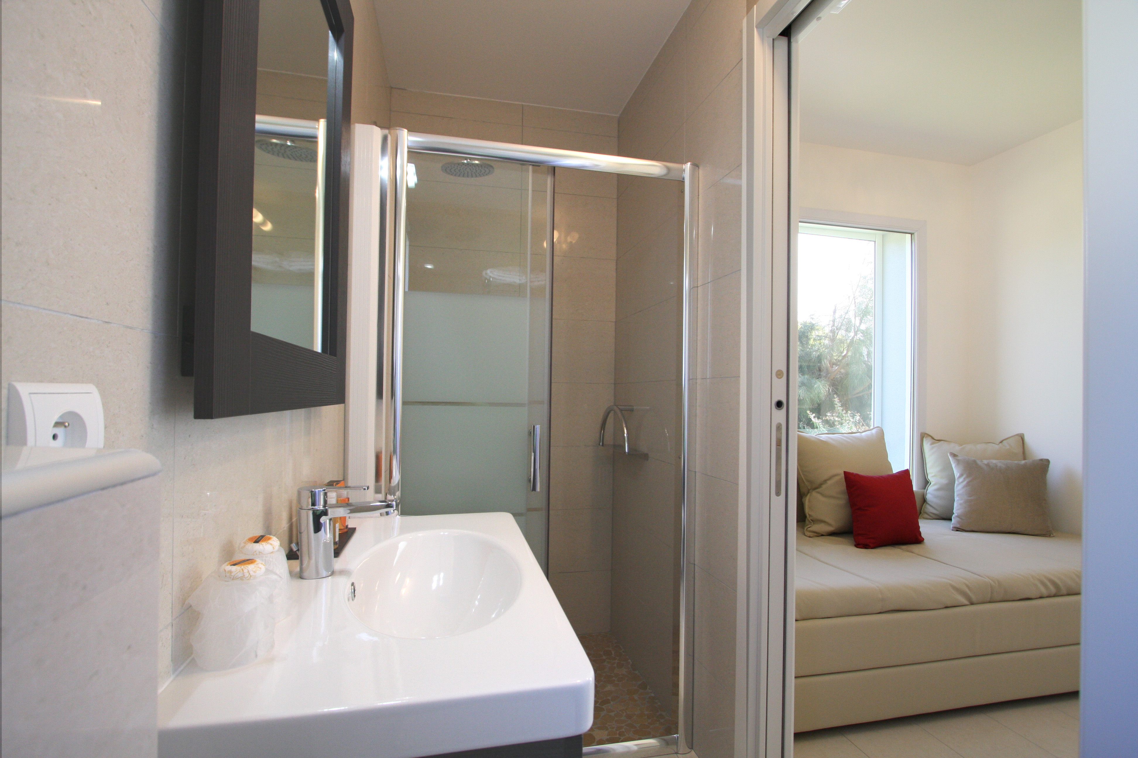 Villa Six Bedrooms with More Than Three Bathrooms