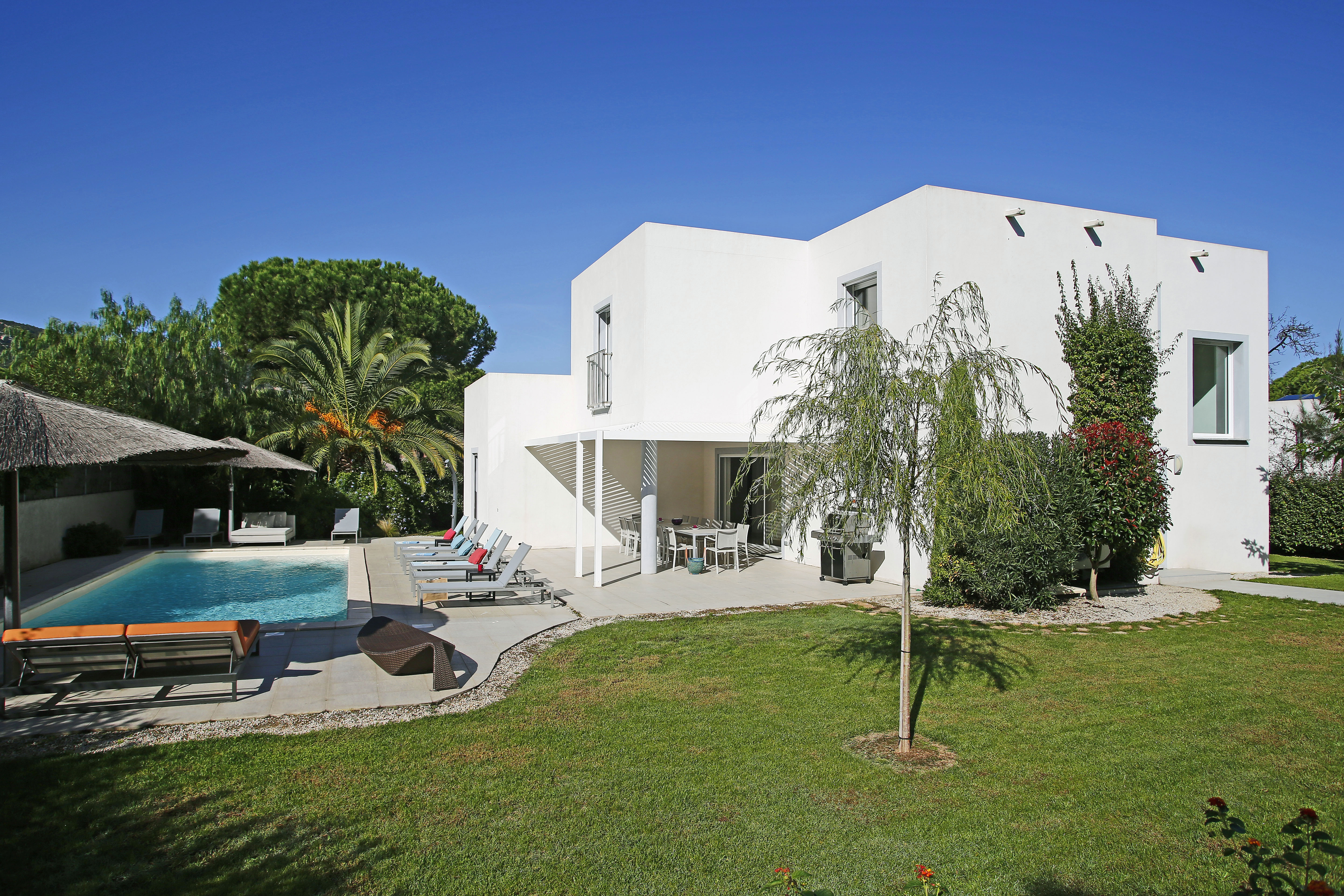 Villa Six Bedrooms with More Than Three Bathrooms