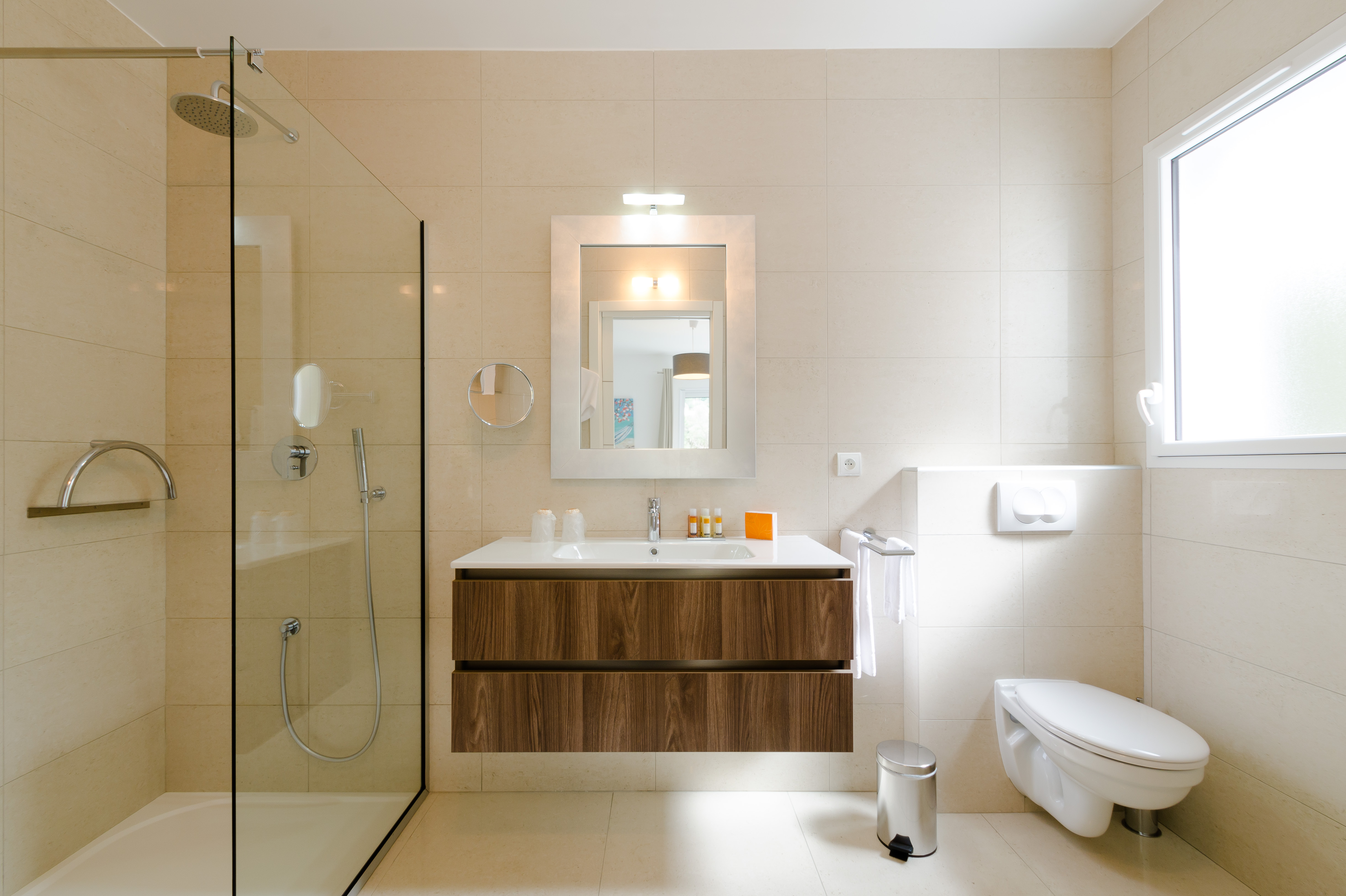 Villa Six Bedrooms with More Than Three Bathrooms