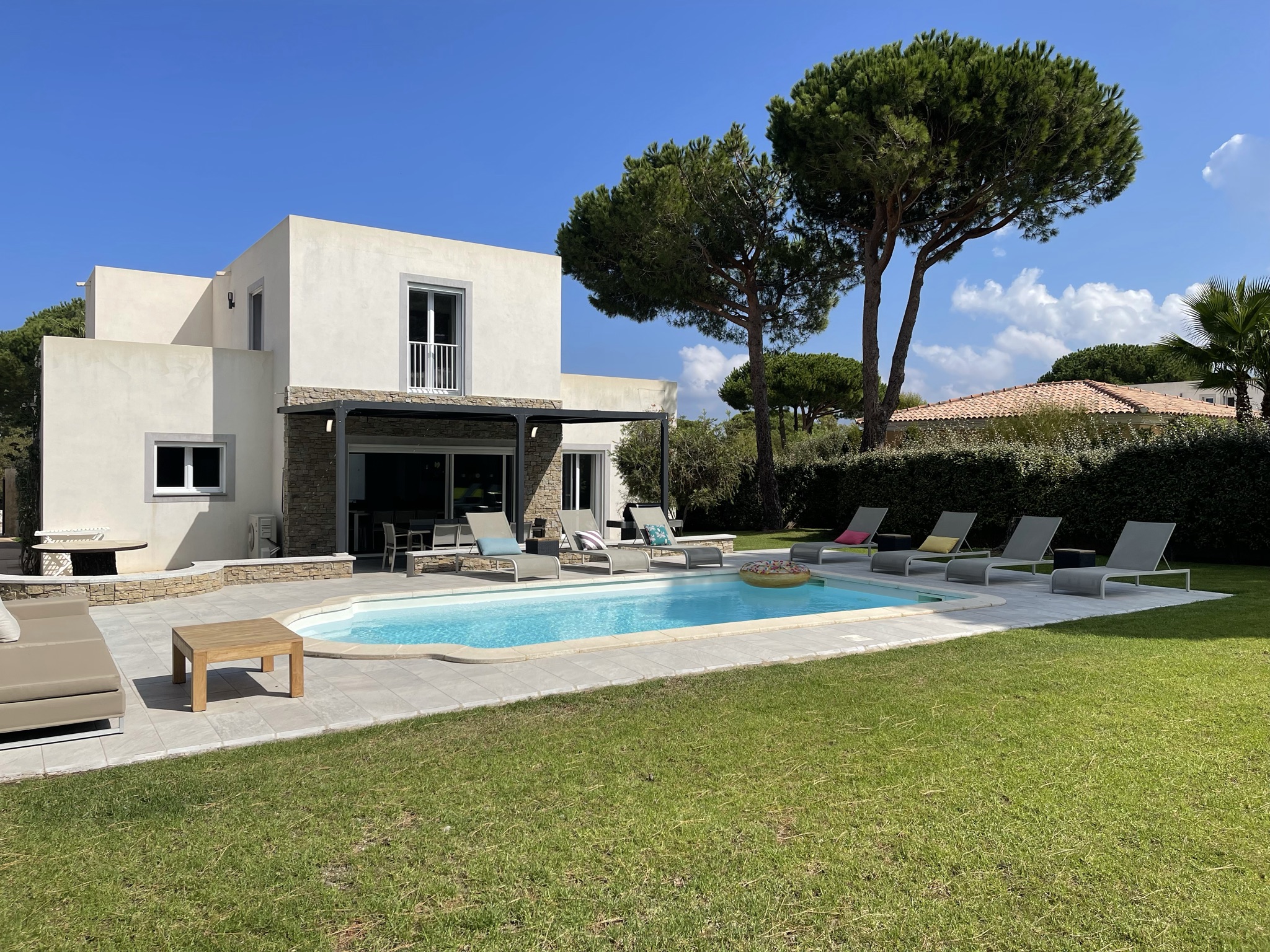 Villa Four Bedrooms with More Than Three Bathrooms