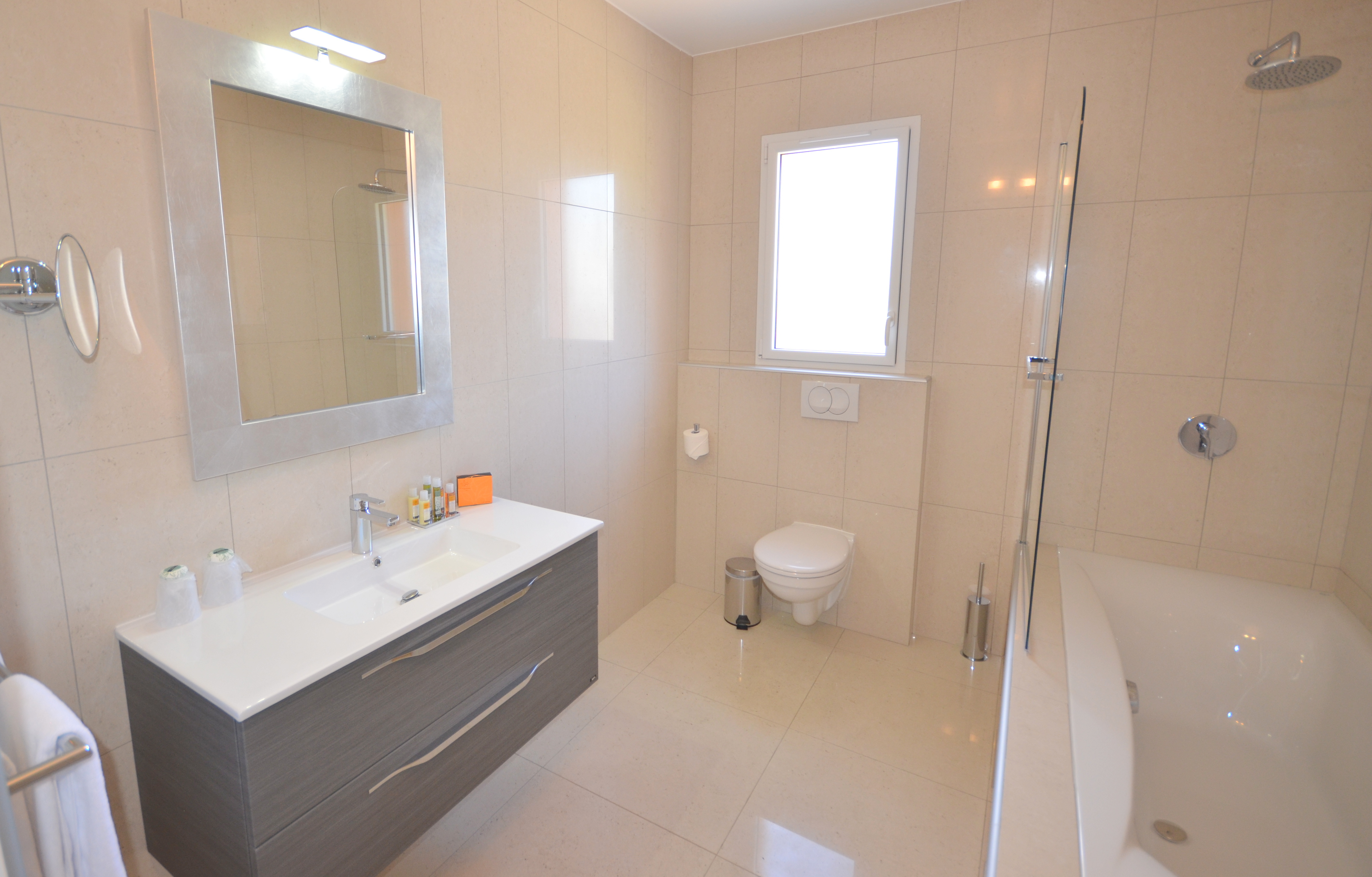 Villa Four Bedrooms with More Than Three Bathrooms